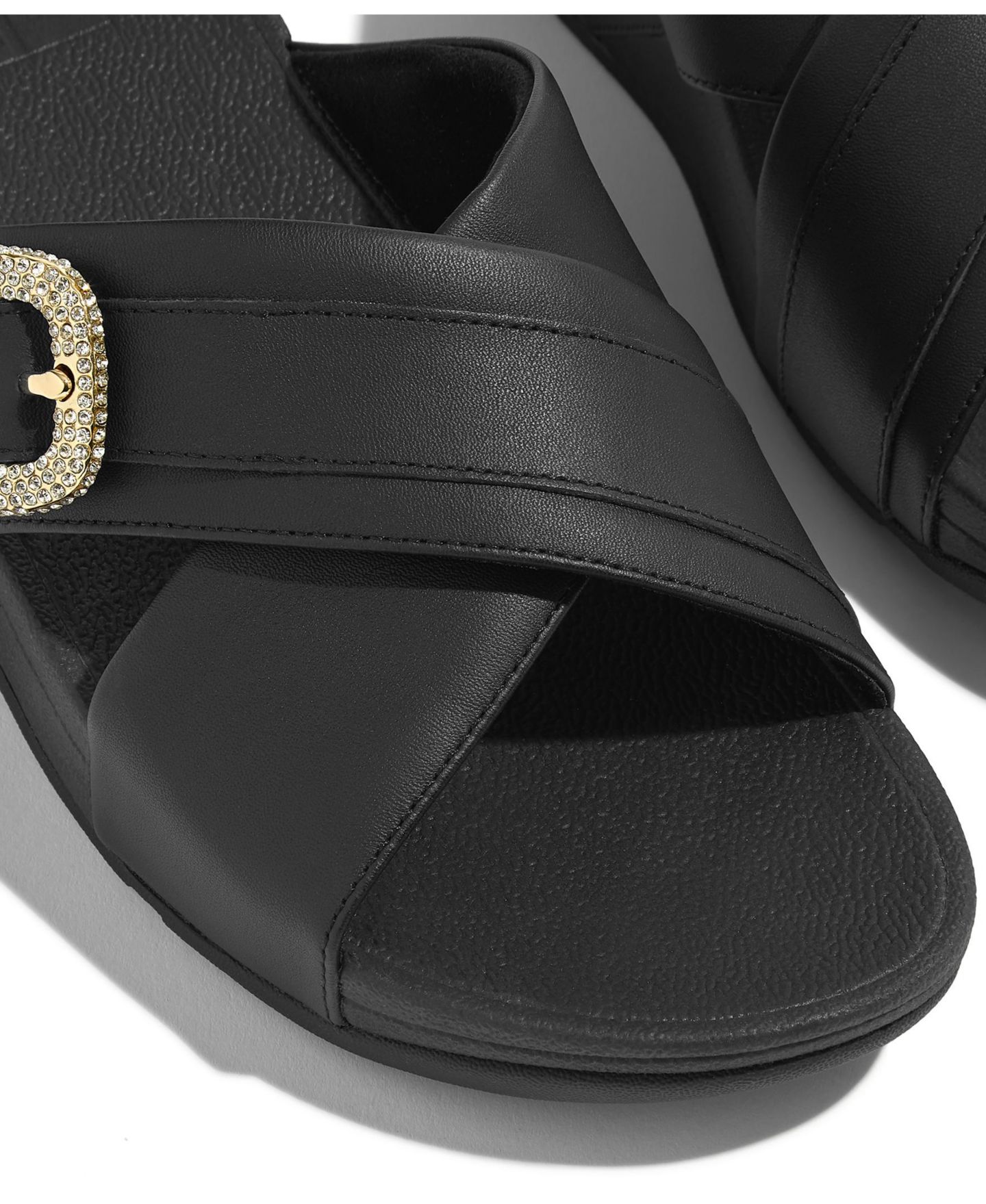Женские сандалии FitFlop Lulu Crystal Buckle Leather Cross Slides Flats, цвет: Чёрный — фото 5