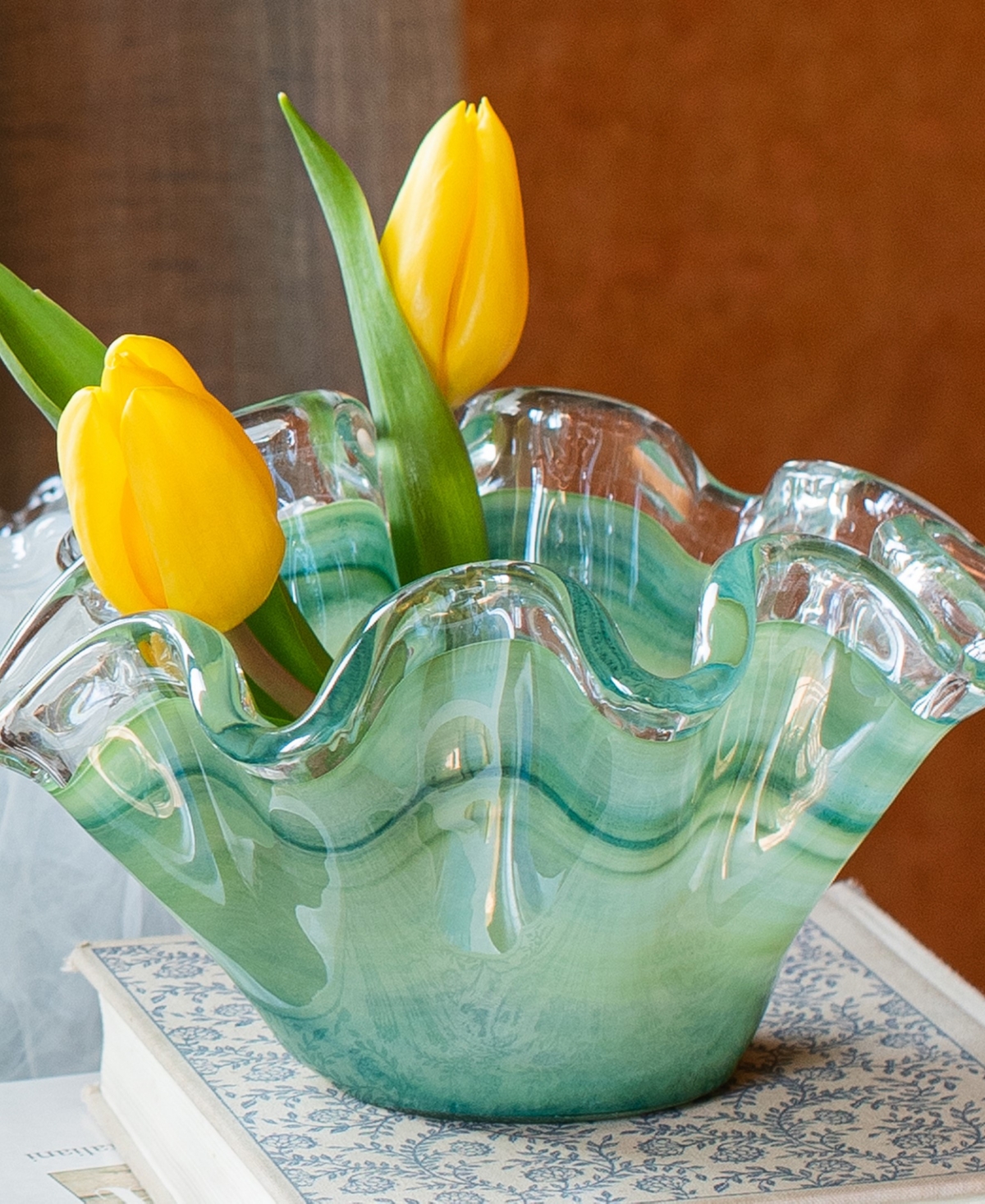 Vietri Onda Glass Petite Ruffled Bowl In Green