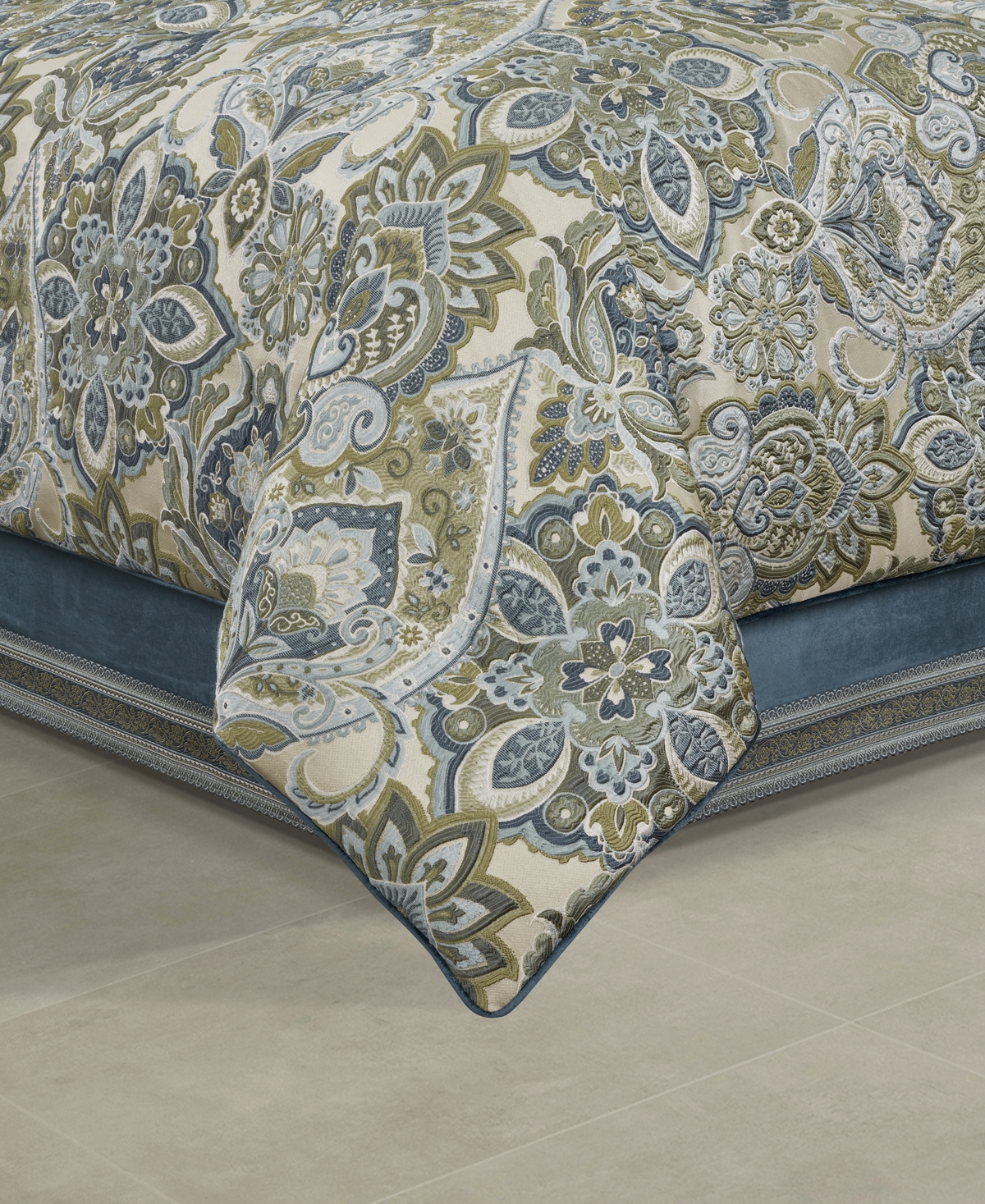 J Queen New York Avellino 4-pc. Comforter Set, Queen In Spa