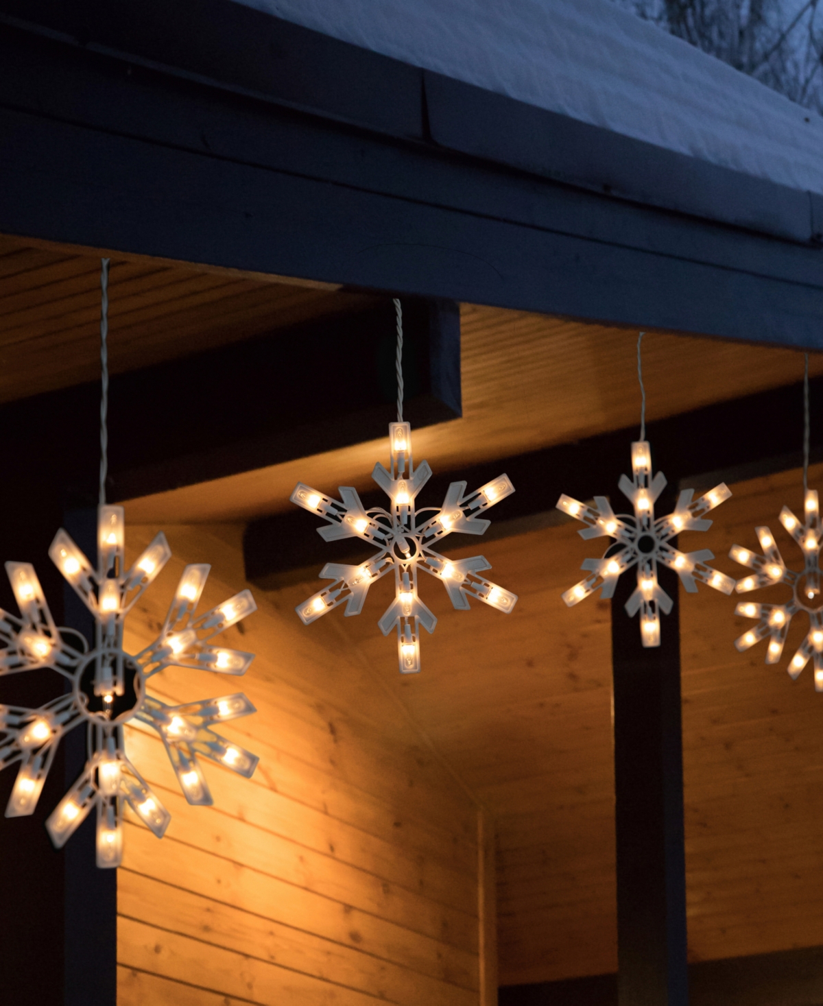 Northlight 150 Count Snowflake Icicle Christmas Lights 8.5 Ft Wire In White