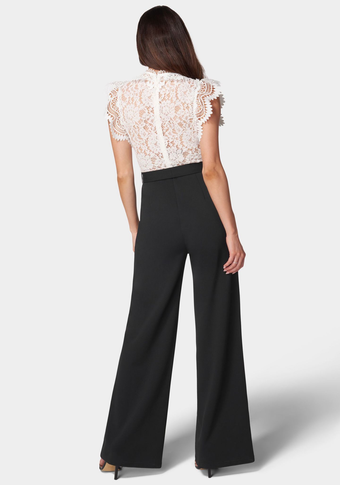 Женский комбинезон Bebe Ruffle Lace Jumpsuit, цвет: Белый / Чёрный — фото 2