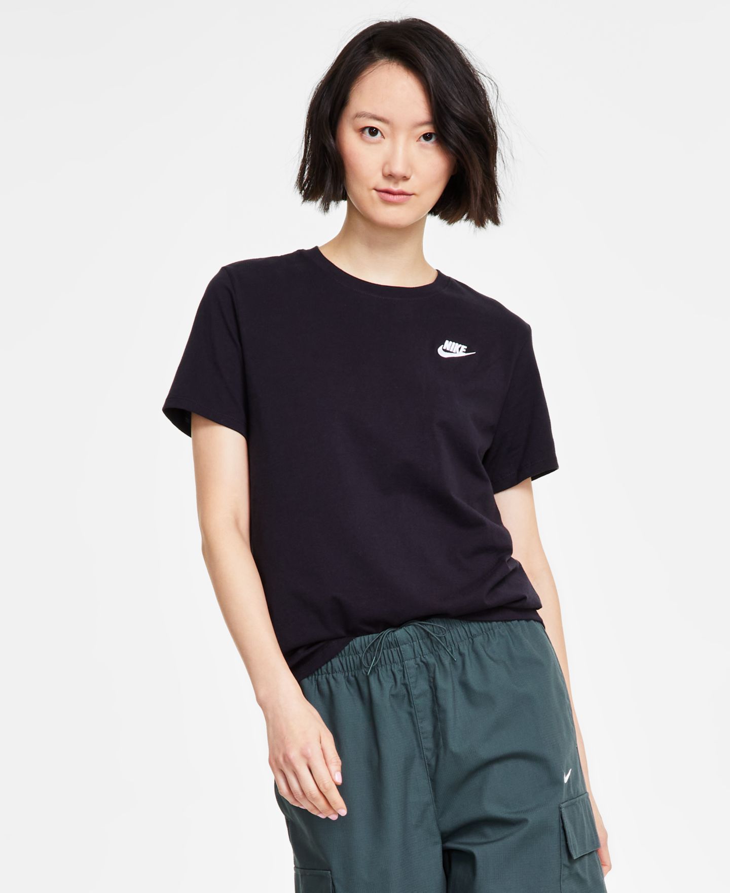 Женская футболка Nike Sportswear Club Essentials, цвет: Чёрный — фото 1