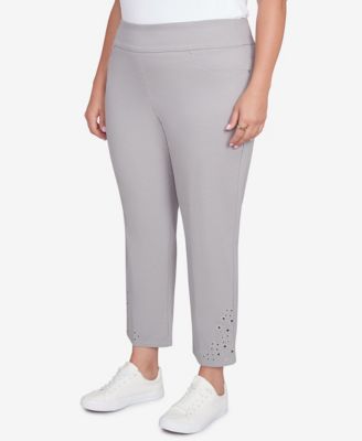 Plus Size Pull-On Extra Stretch Embroidered Hem Jeans