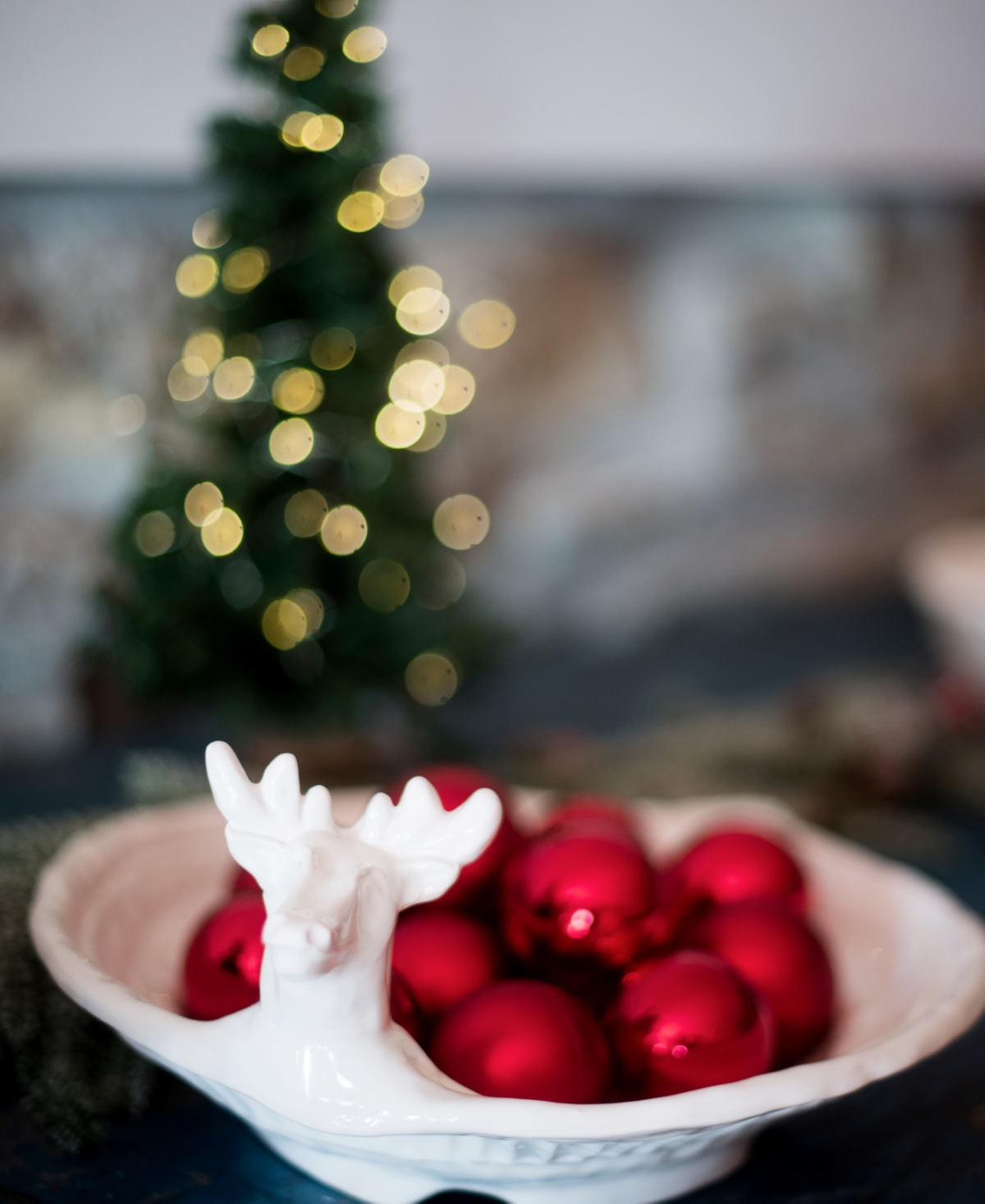 Vietri Pietra Natale Figural Deer Shallow Bowl In White