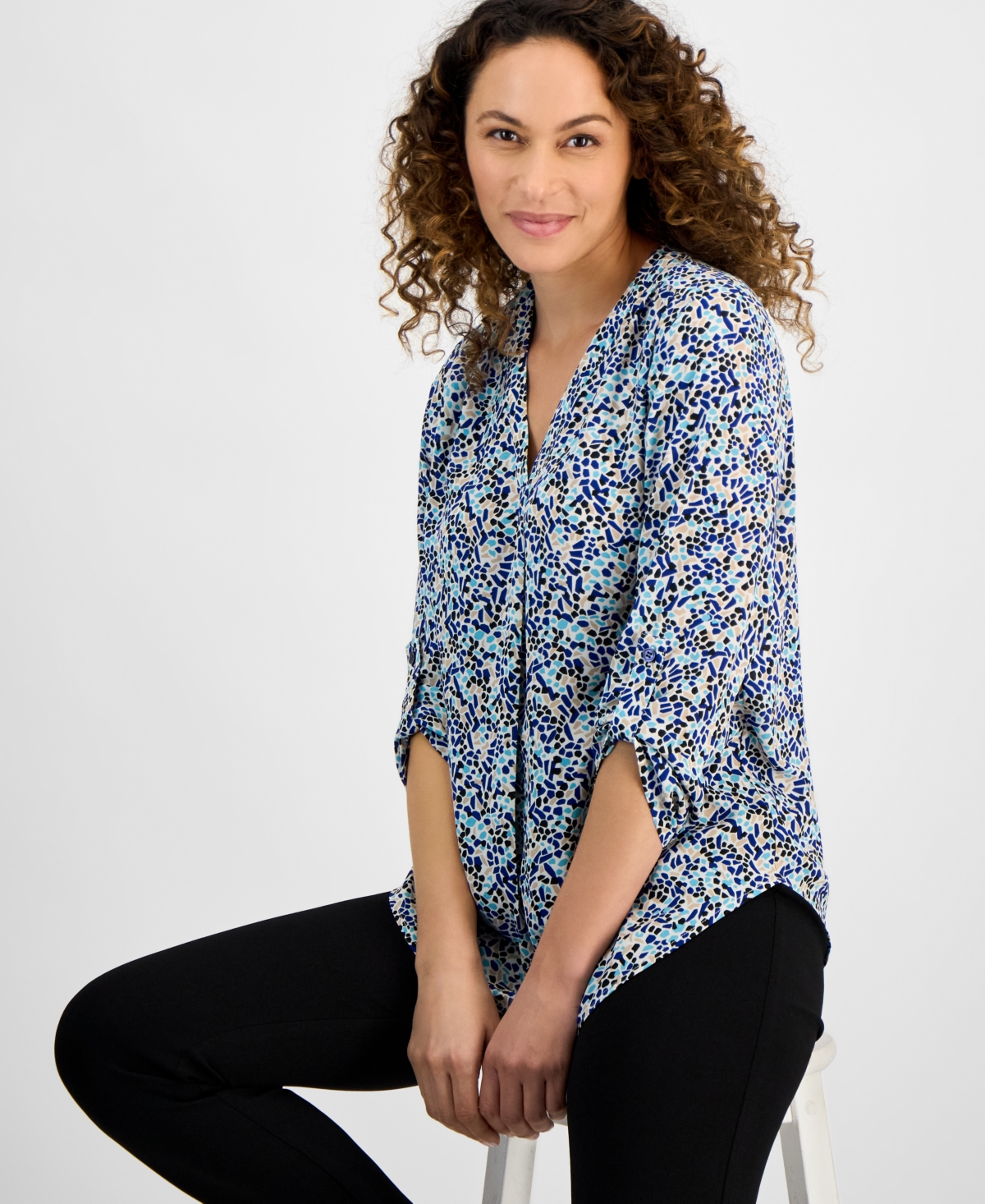 AK ANNE KLEIN PETITE LONG-SLEEVE V-NECK PLEAT-FRONT PRINTED TUNIC 