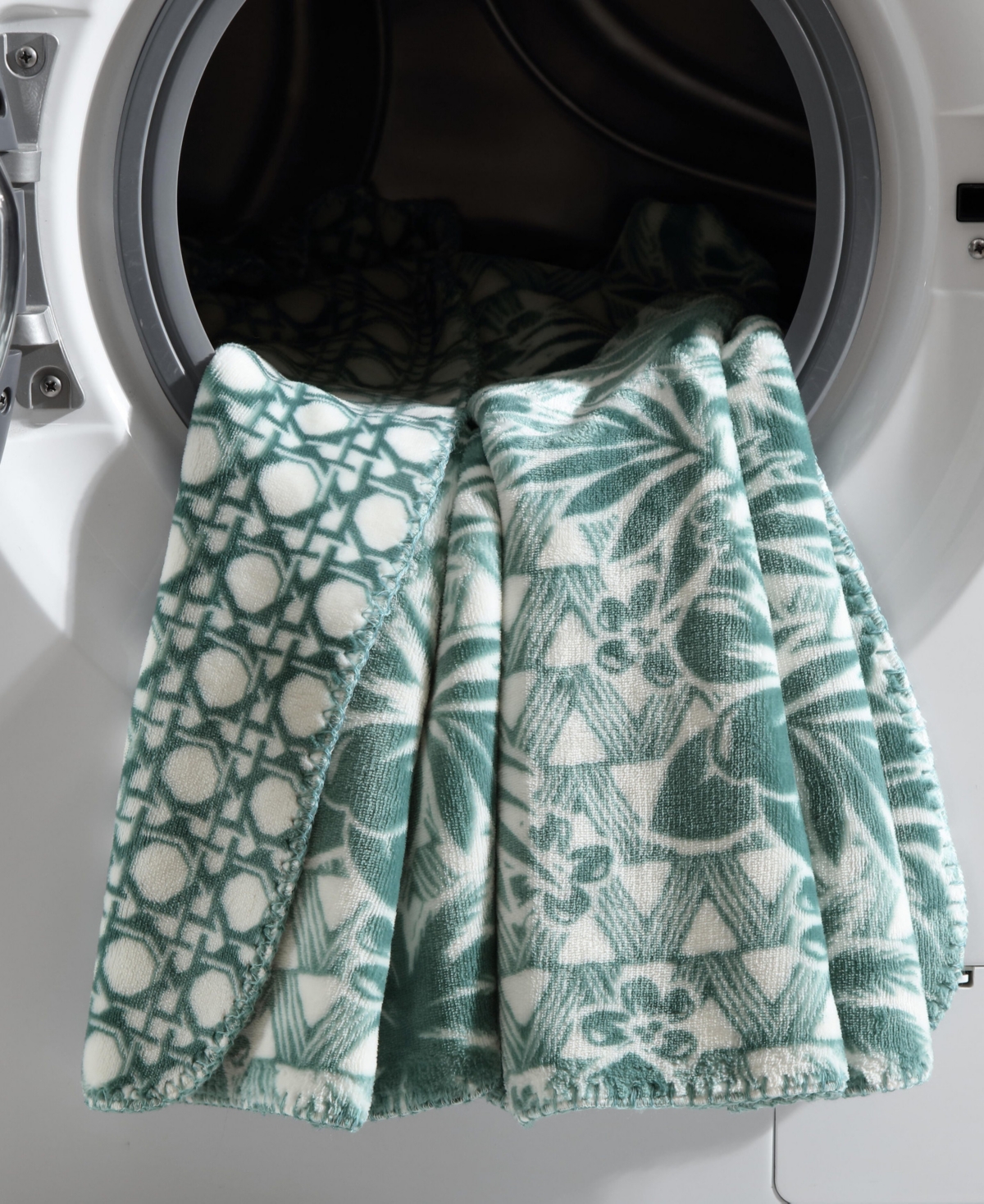 Tommy Bahama Home Closeout!  Flannel Throw, 70" X 50" In Green Lanikai Fronds
