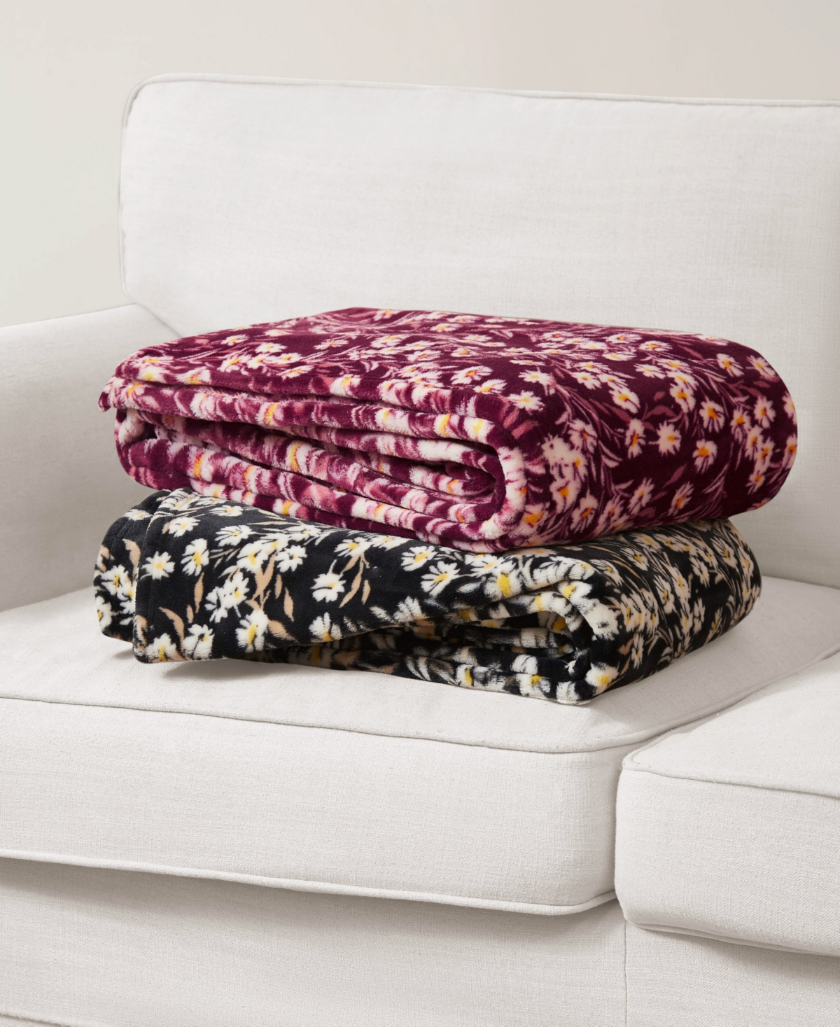 Jessica Simpson Plush Ultra Soft Throw, 50" X 70" In Wildflower Park Black
