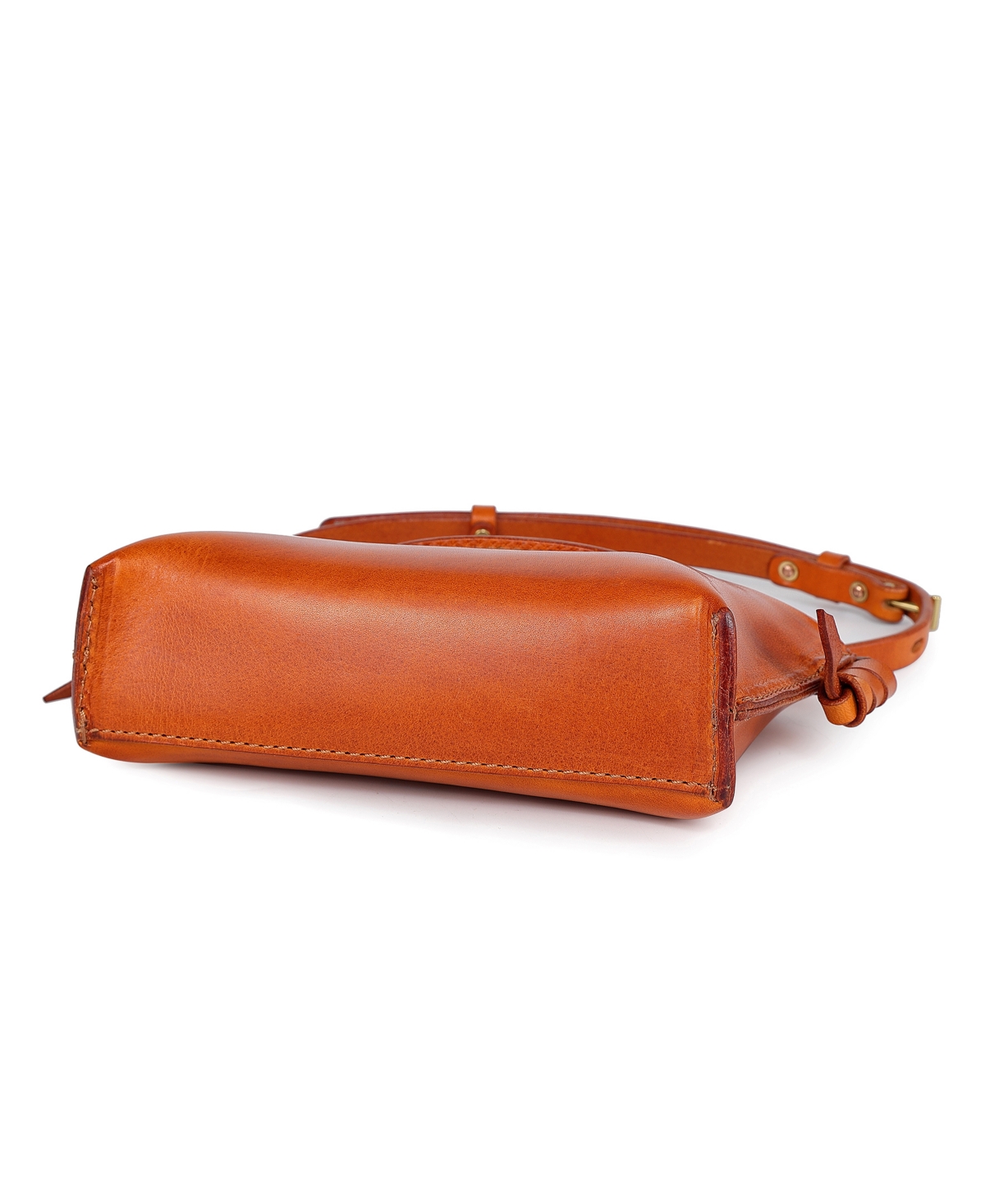 Old Trend Snapper Vintage Crossbody Bag In Caramel