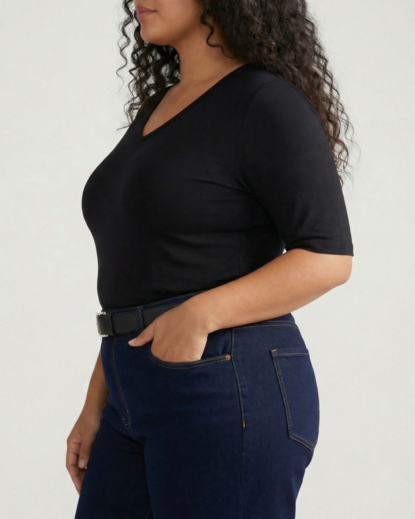 Женская футболка Universal Standard Plus Size Liquid Jersey V-Neck Stovepipe, цвет: Чёрный — фото 3