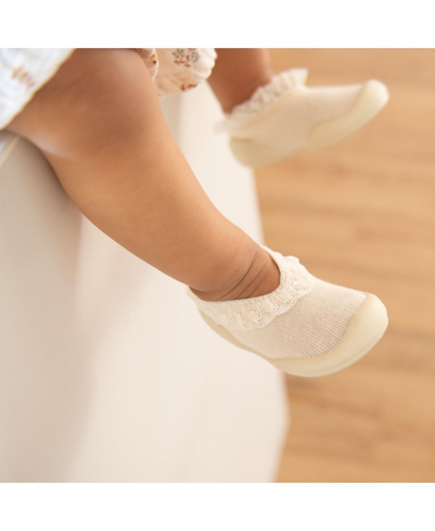 Обувь Komuello First Walk Sock Shoes Flat - Sweet Latte Lace для девочек-малышей, цвет: Светлый бежевый — фото 9