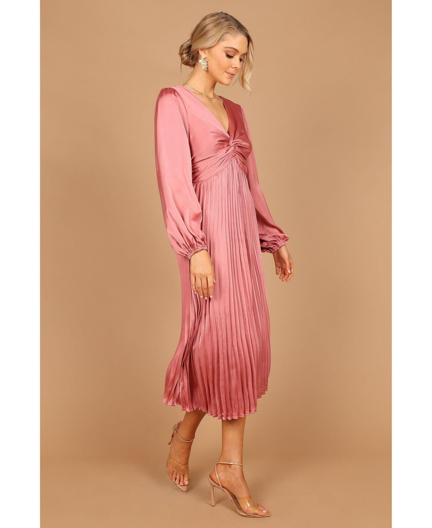 Женское платье Petal and Pup Noelle Twist Front Pleated Midi, цвет: Пудровый — фото 18