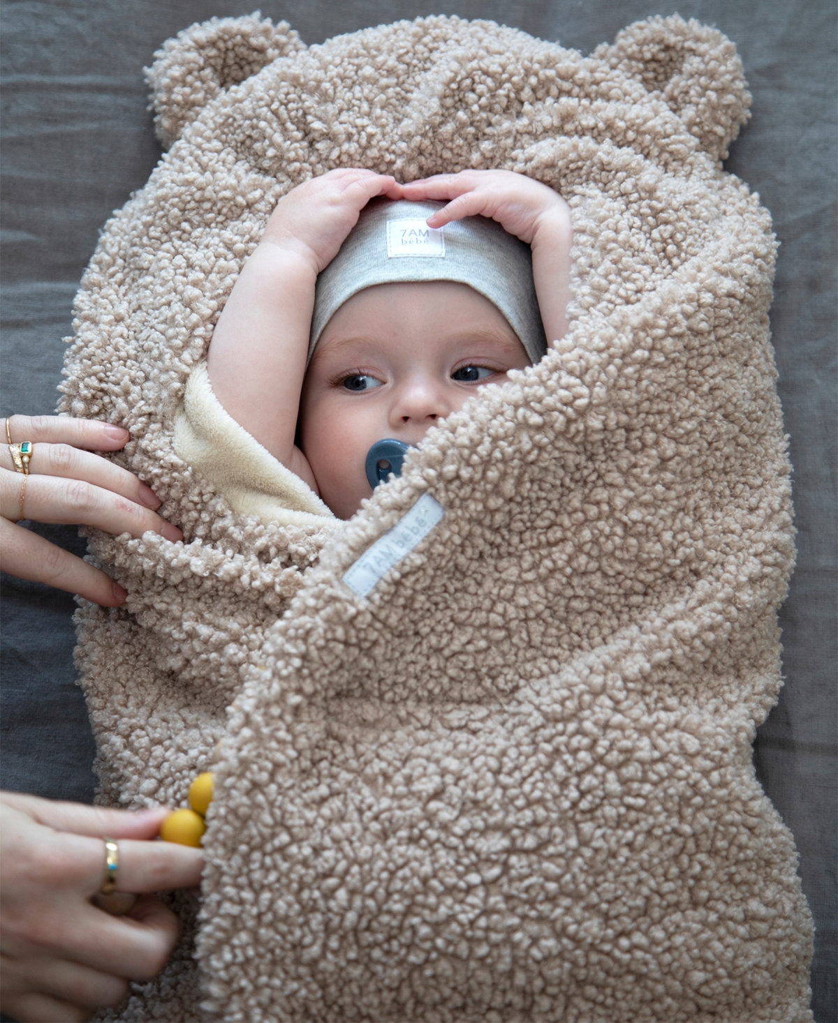 7am Enfant Baby Hooded Nido In Oatmeal