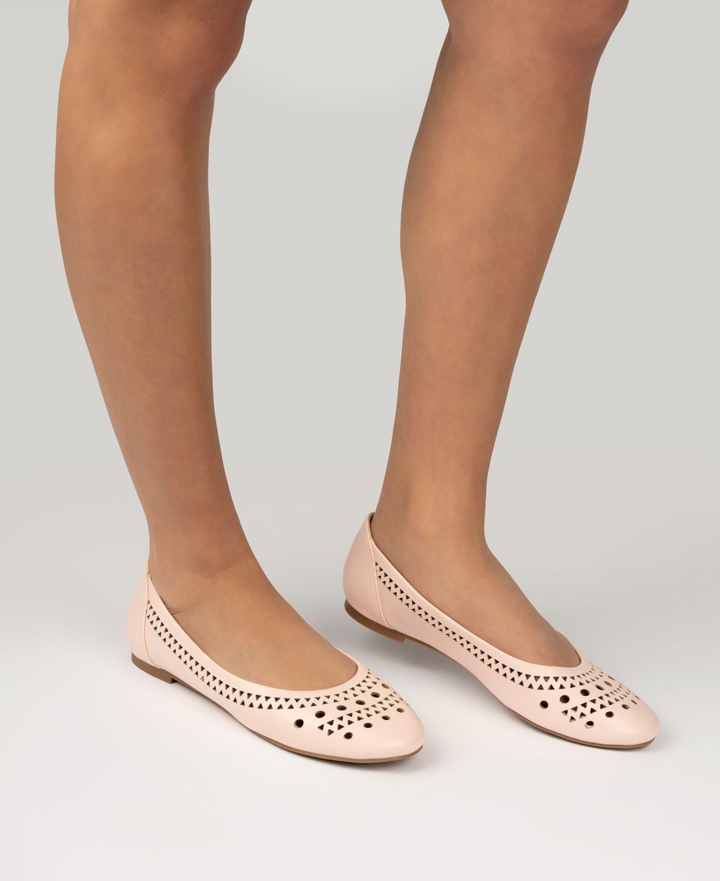 Женские балетки Journee Collection Kamrah Perforated Ballet Flats, цвет: Костяной — фото 6