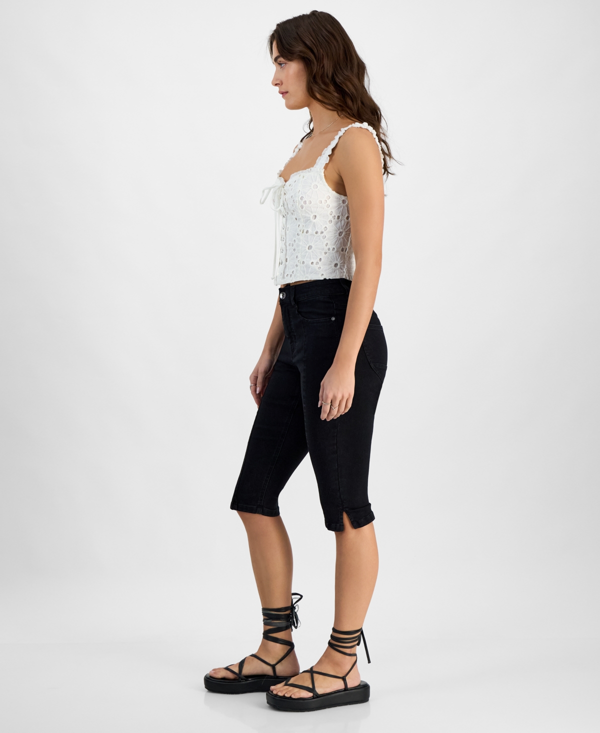 Dollhouse Juniors' Seam Front High-rise Capri Jeans In Pure Black