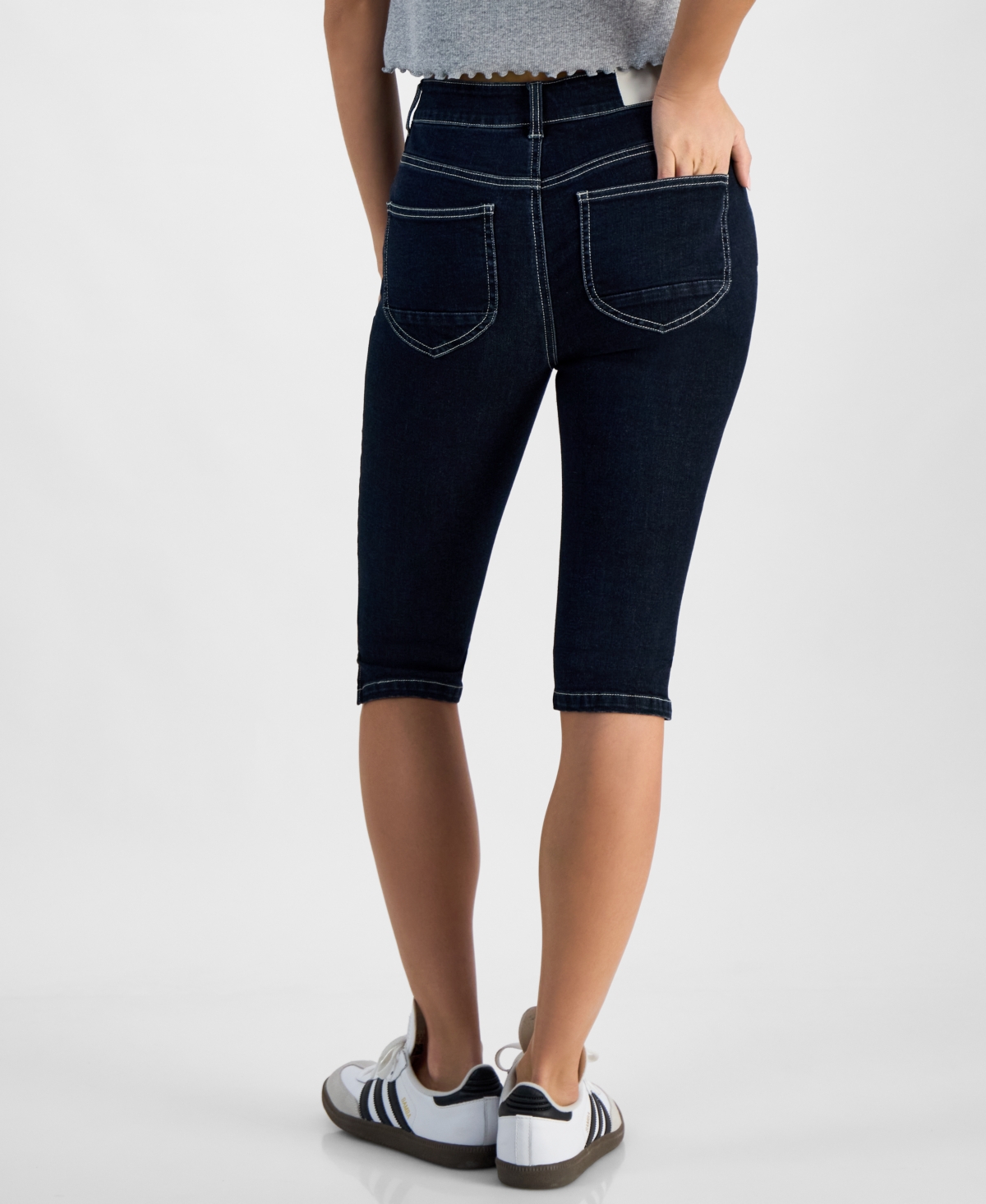 Dollhouse Juniors' Seam Front High-rise Capri Jeans In Pure Black