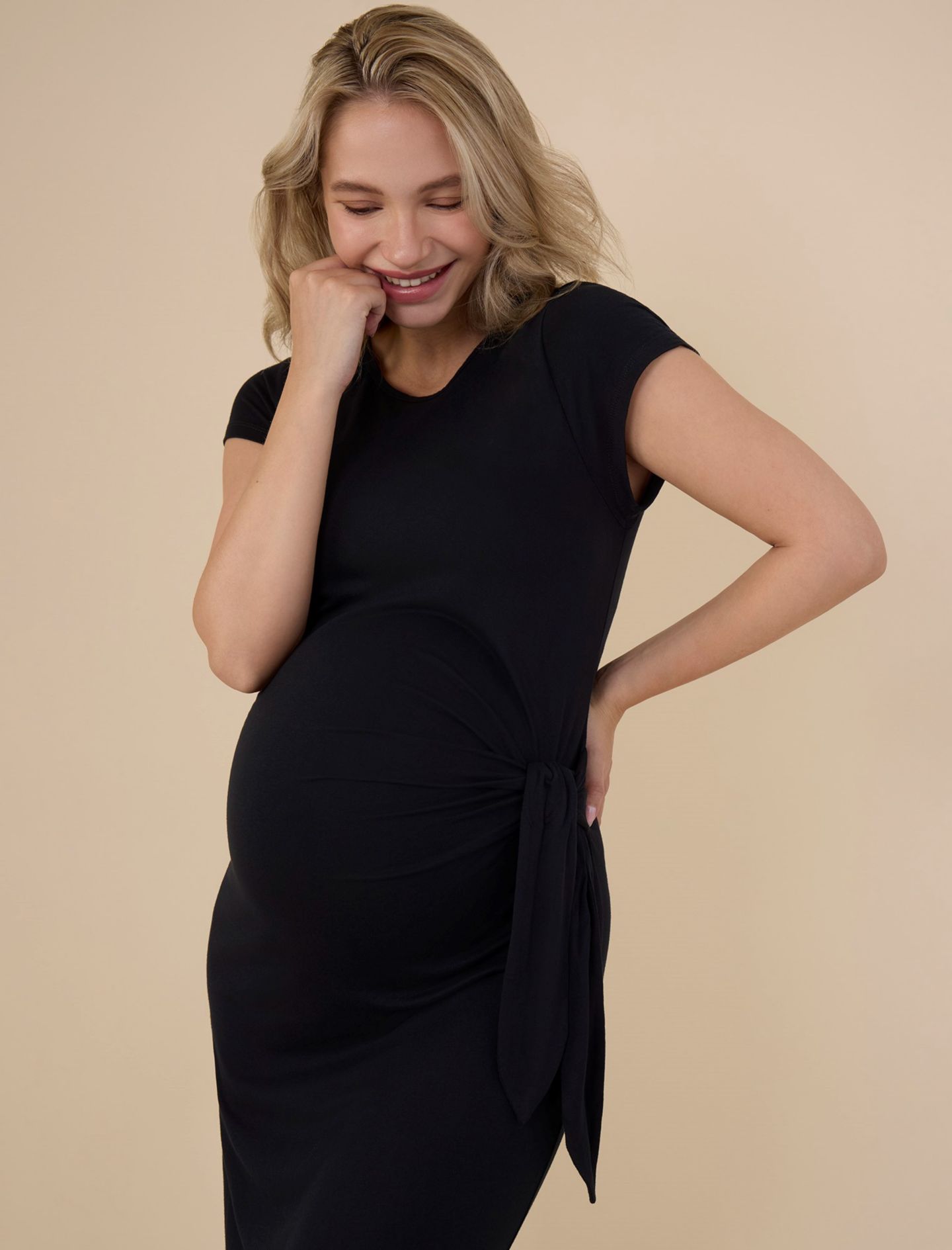 Женское платье Motherhood Maternity Crew Neck Short Sleeve Side Tie Midi Dress - Motherhood, цвет: Чёрный — фото 5