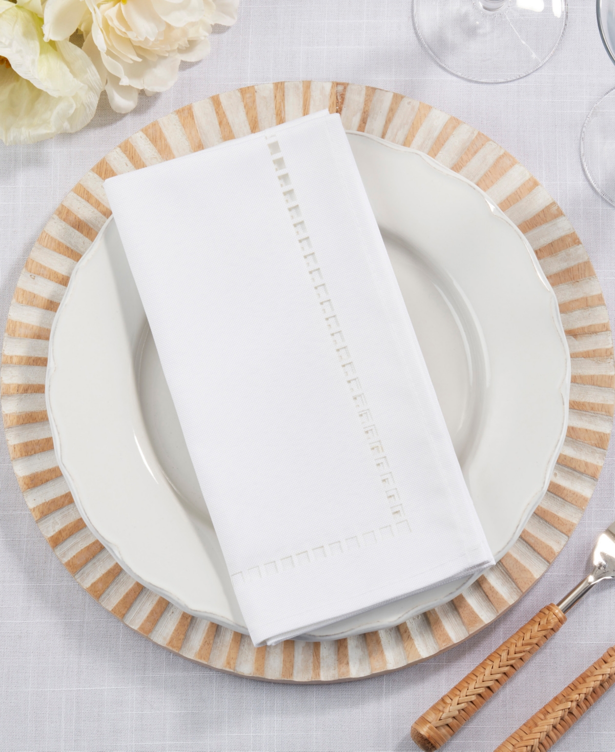 Saro Lifestyle Laser-cut Hemstitch Napkin, Set Of 4 In White