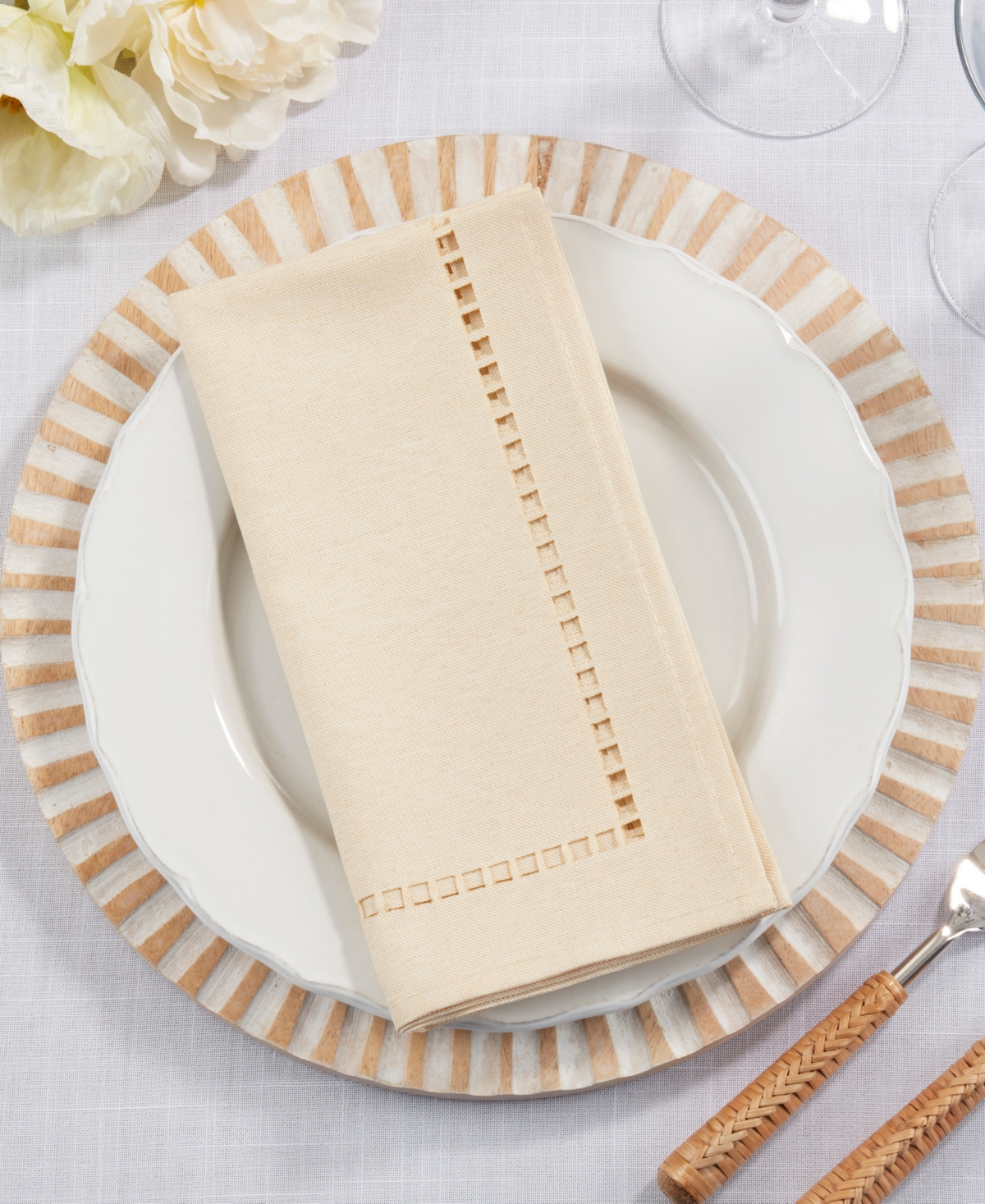 Saro Lifestyle Laser-cut Hemstitch Napkin, Set Of 4 In Ivory