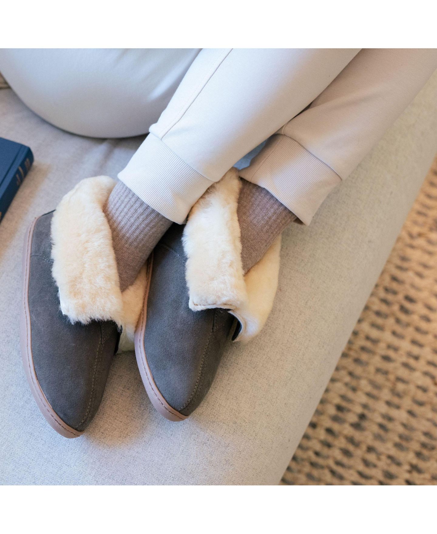 Женские тапочки Minnetonka Sheepskin Ankle Boot Slippers, цвет: Серый — фото 5