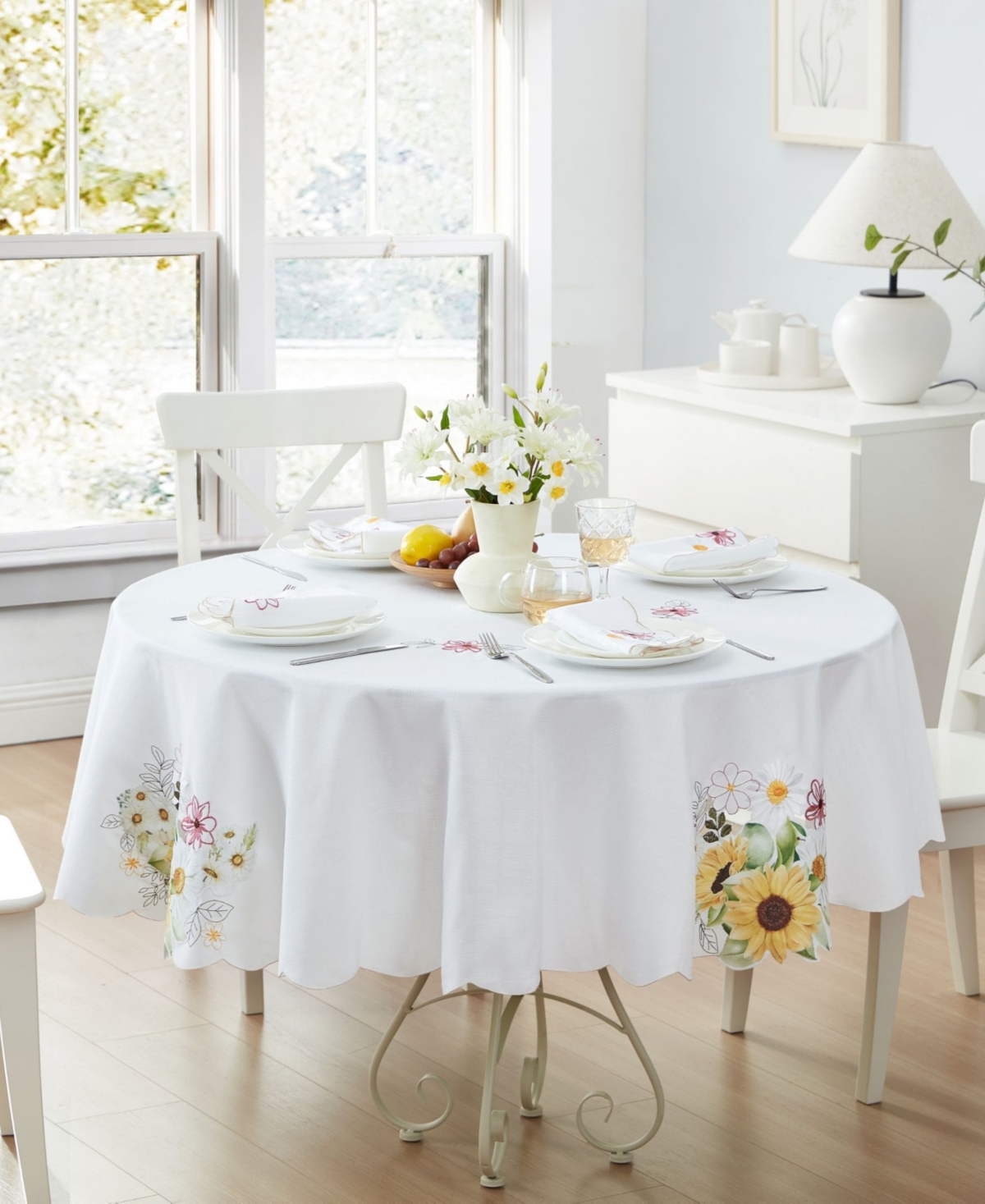 ELRENE SUNFLOWER AND DAISIES CUTWORK TABLECLOTH, 70" ROUND 