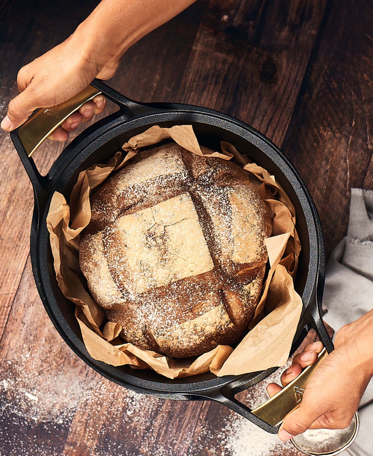 Victoria Signature Series 6 Qt Cast Iron Dutch Oven With Lid In Black And Gold