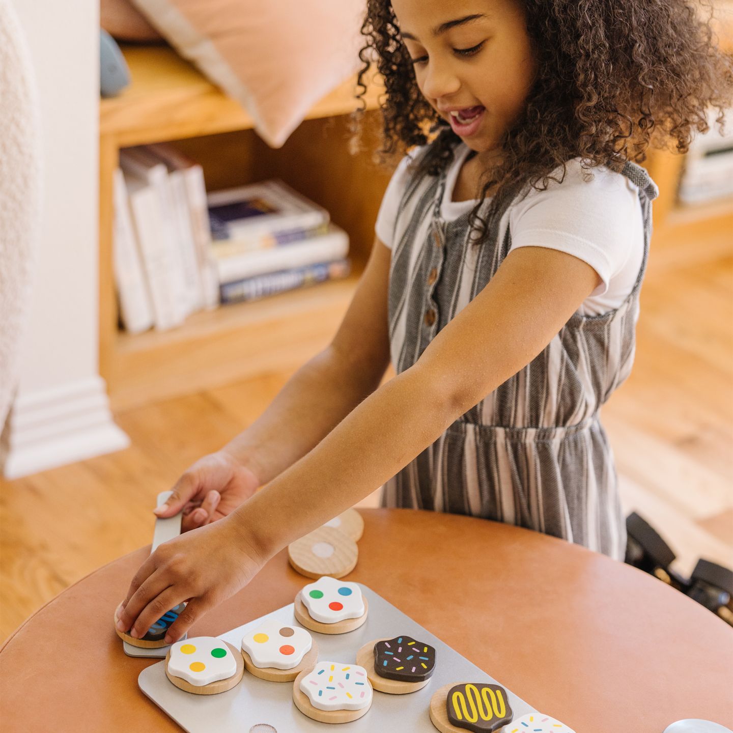 Детские игрушки Melissa and Doug Slice and Bake Wooden 30-Piece Cookie Set, Ages 3+ — фото 5