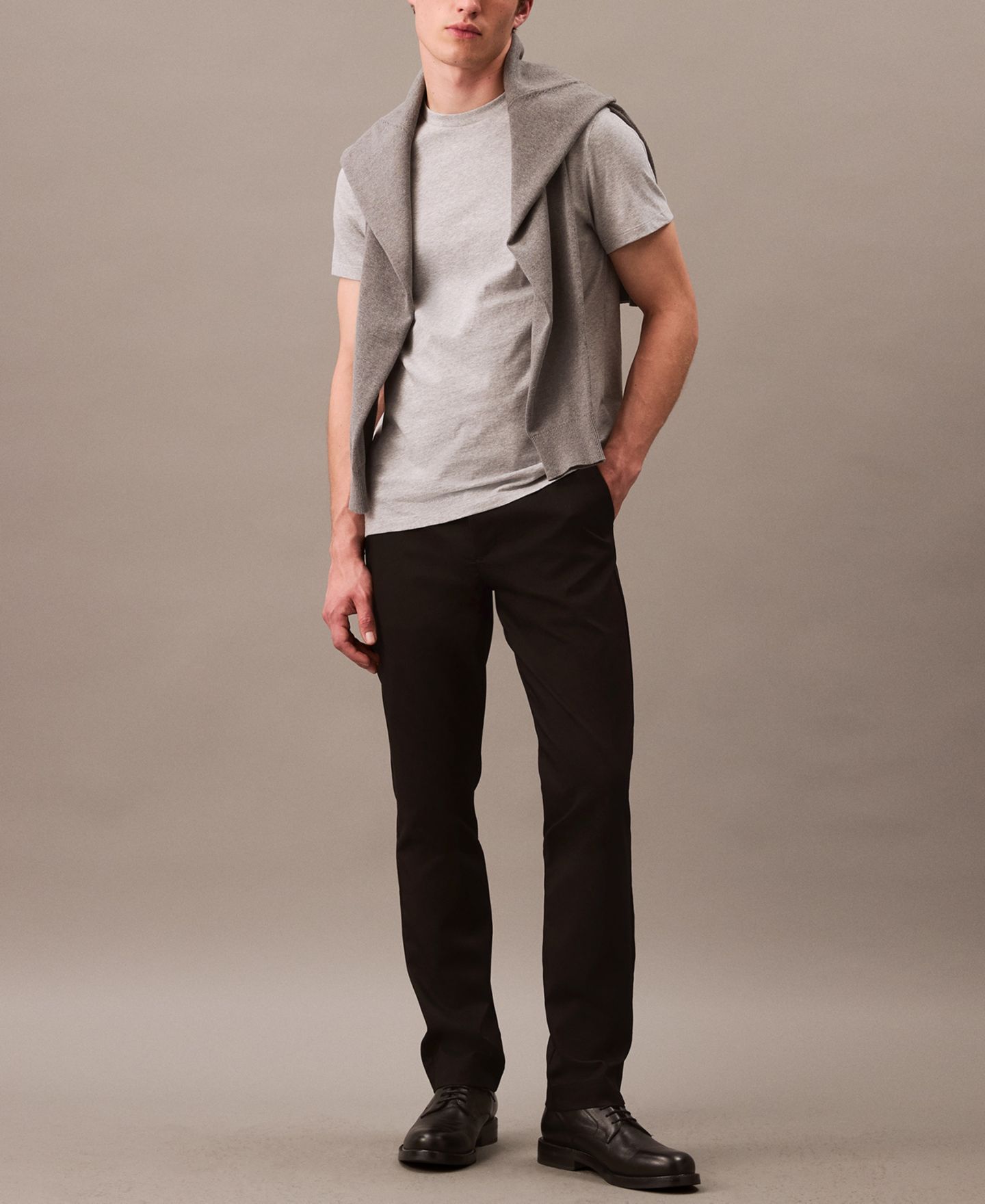 Мужские брюки Calvin Klein Slim-Fit Modern Stretch Chino, цвет: Чёрный — фото 1