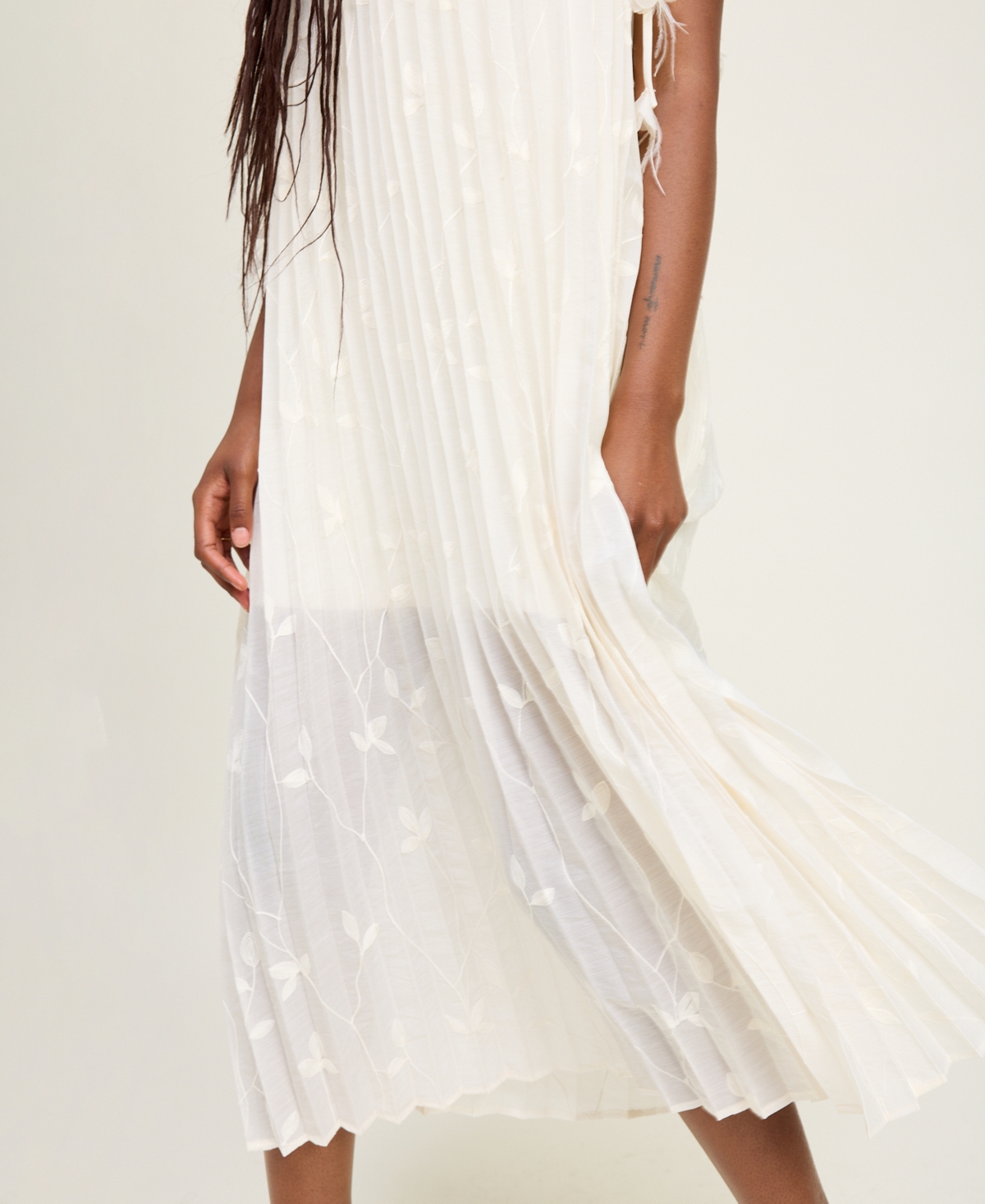 En Saison Women's Sadie Pleated Embroidered Maxi Dress