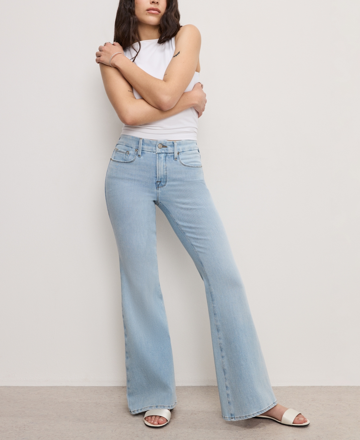 GOOD AMERICAN PETITE GOOD SOFT-TECH MID-RISE FLARE-LEG JEANS 