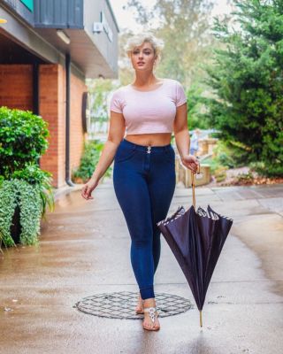 Women's Curvy High-Rise Sculpting Skinny Jeans