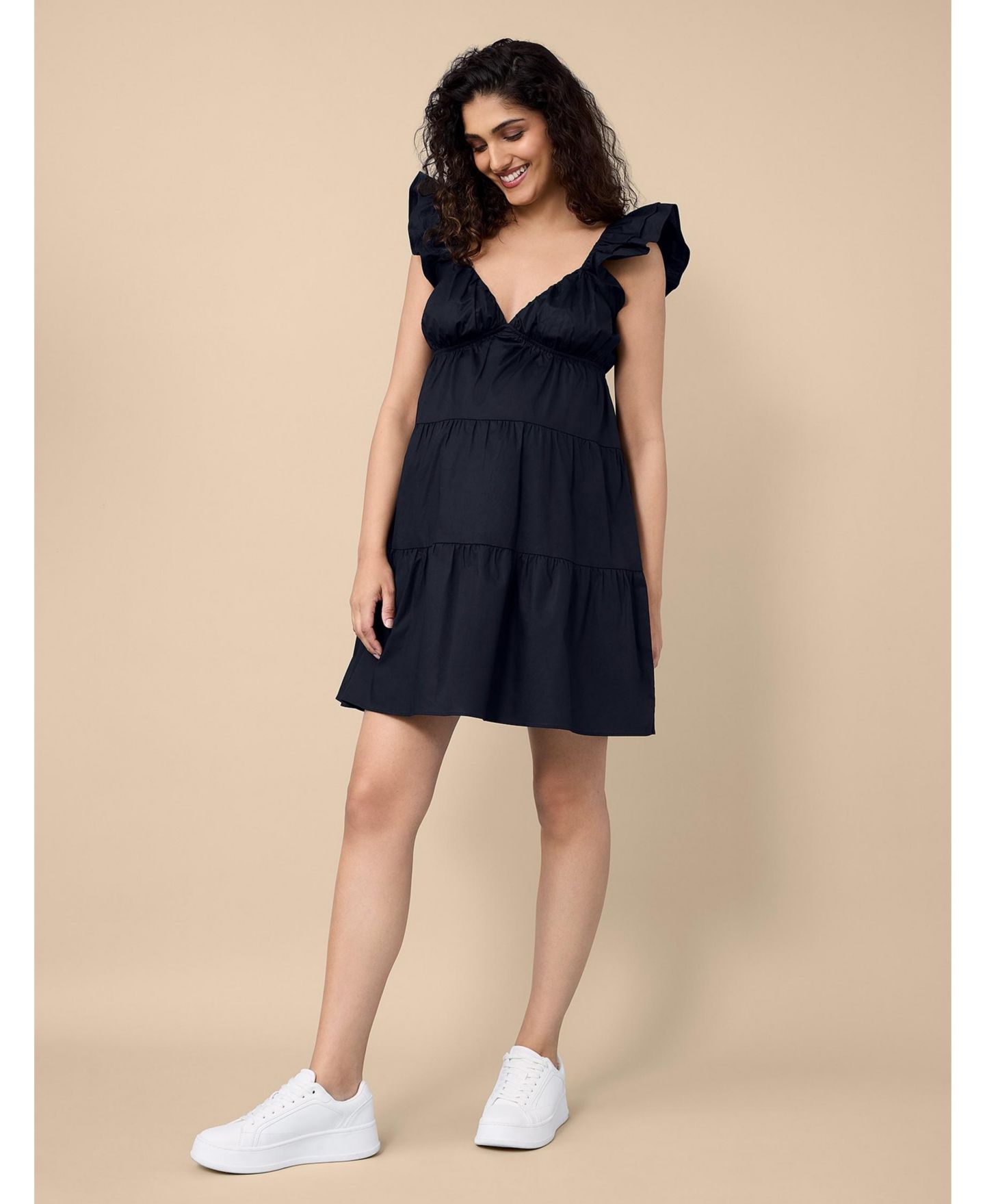 Женское платье Motherhood Maternity V Neck Flutter Sleeve Tiered Mini Dress - Motherhood, цвет: Чёрный — фото 4