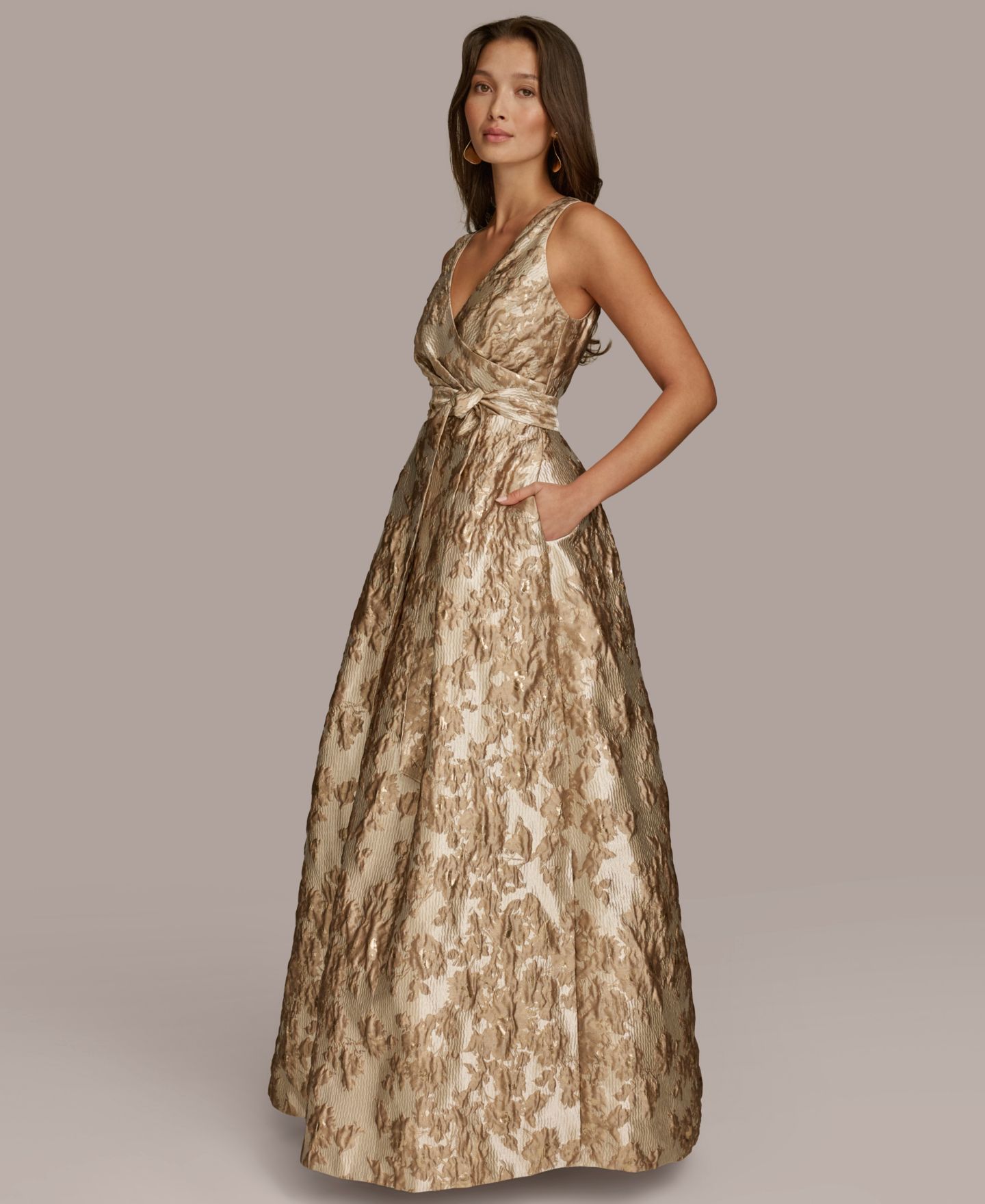 Женские платья Donna Karan New York Metallic Brocade Sleeveless Wrap Ball Gown, цвет: Морозный бежевый — фото 2
