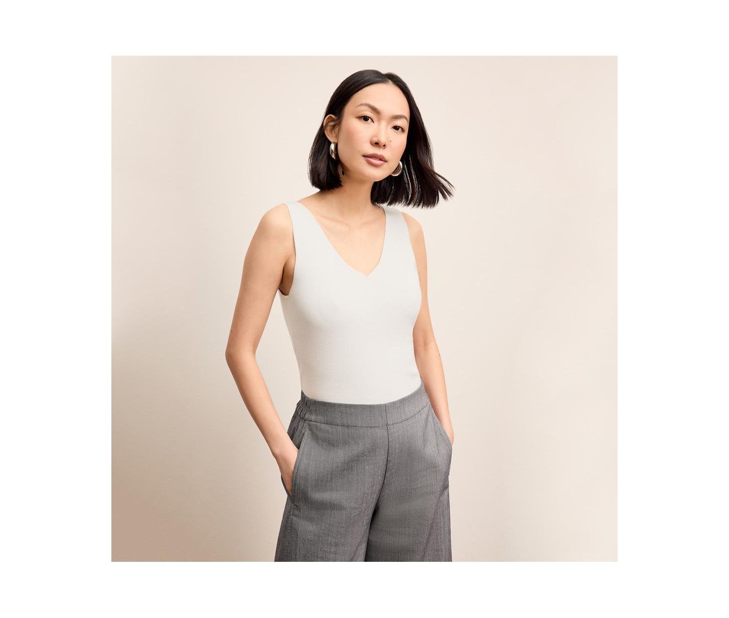 Женский топ M.M.LaFleur Alecia V-Neck - Eco 365Knit, цвет: Слоновая кость — фото 2