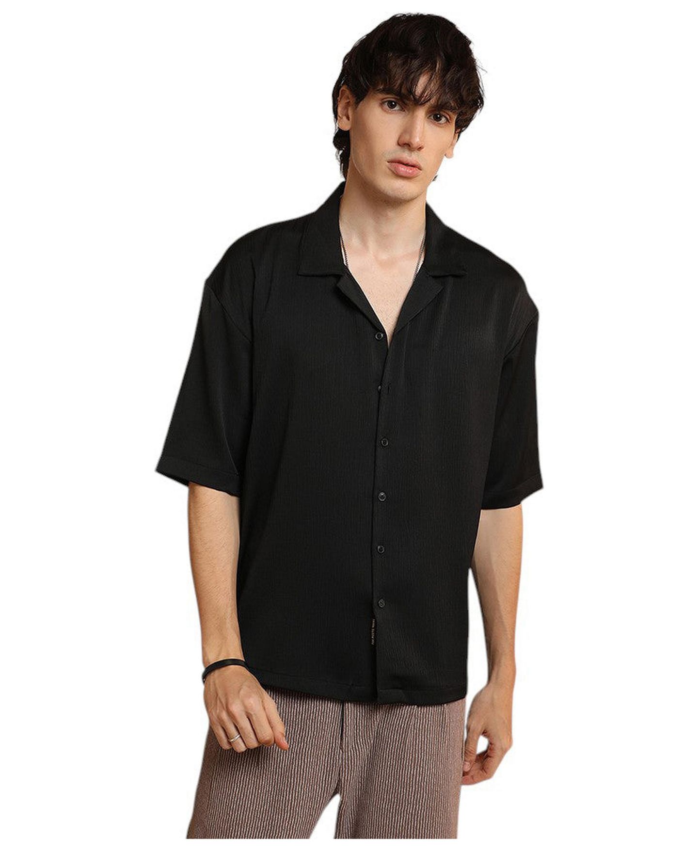 Мужская рубашка Cahoot Campus Sutra Onyx Black Solid Crinkle Oversized, цвет: Чёрный — фото 1
