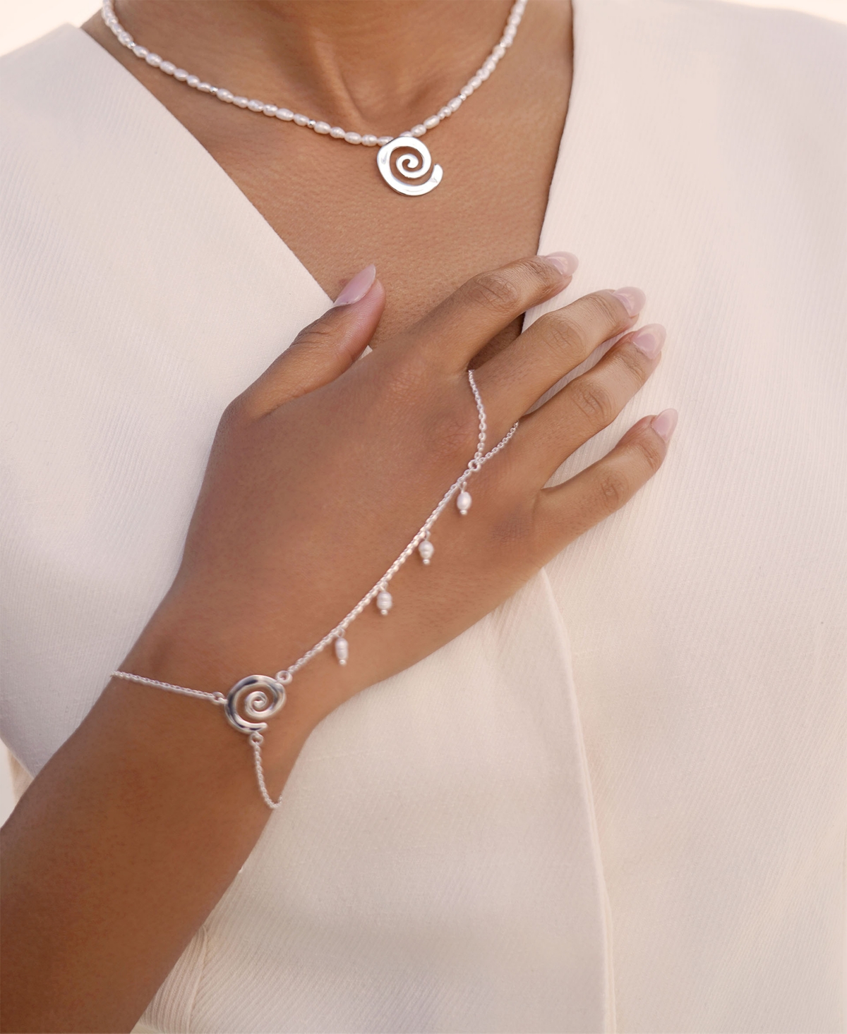 Ettika Aura Mother of Pearl Hand Chain
