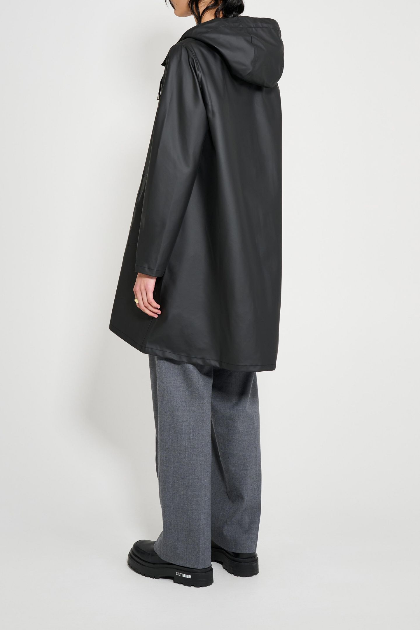 Женские куртки Stutterheim Mosebacke Lightweight Raincoat, цвет: Чёрный — фото 8