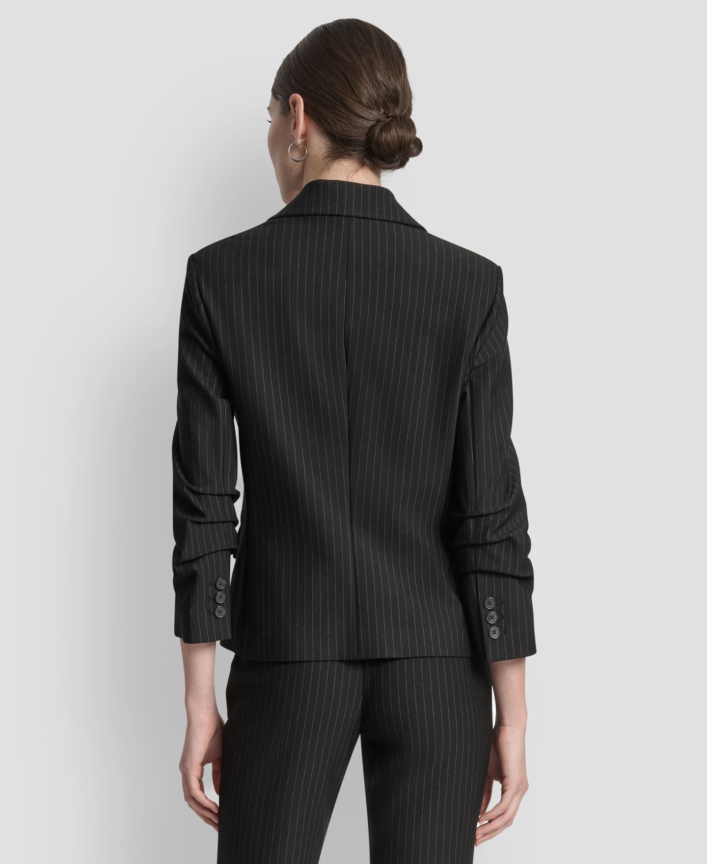 Женский пиджак DKNY Pinstripe Ruched-Sleeve One-Button Blazer, цвет: Чёрный — фото 3