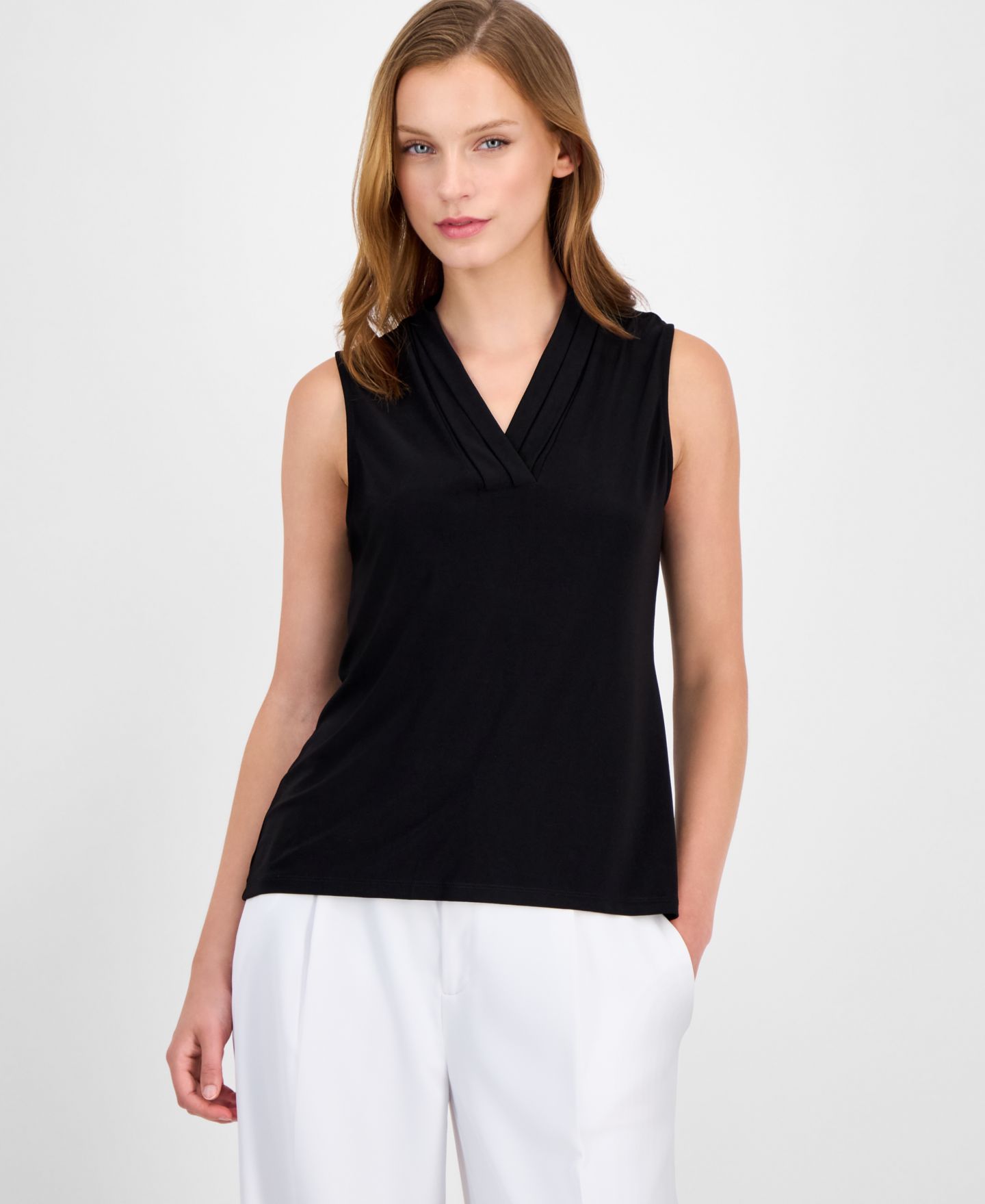 Женский топ Anne Klein Sleeveless Pleated V-Neck Shell Top, цвет: Distant Mountain / Белый — фото 1