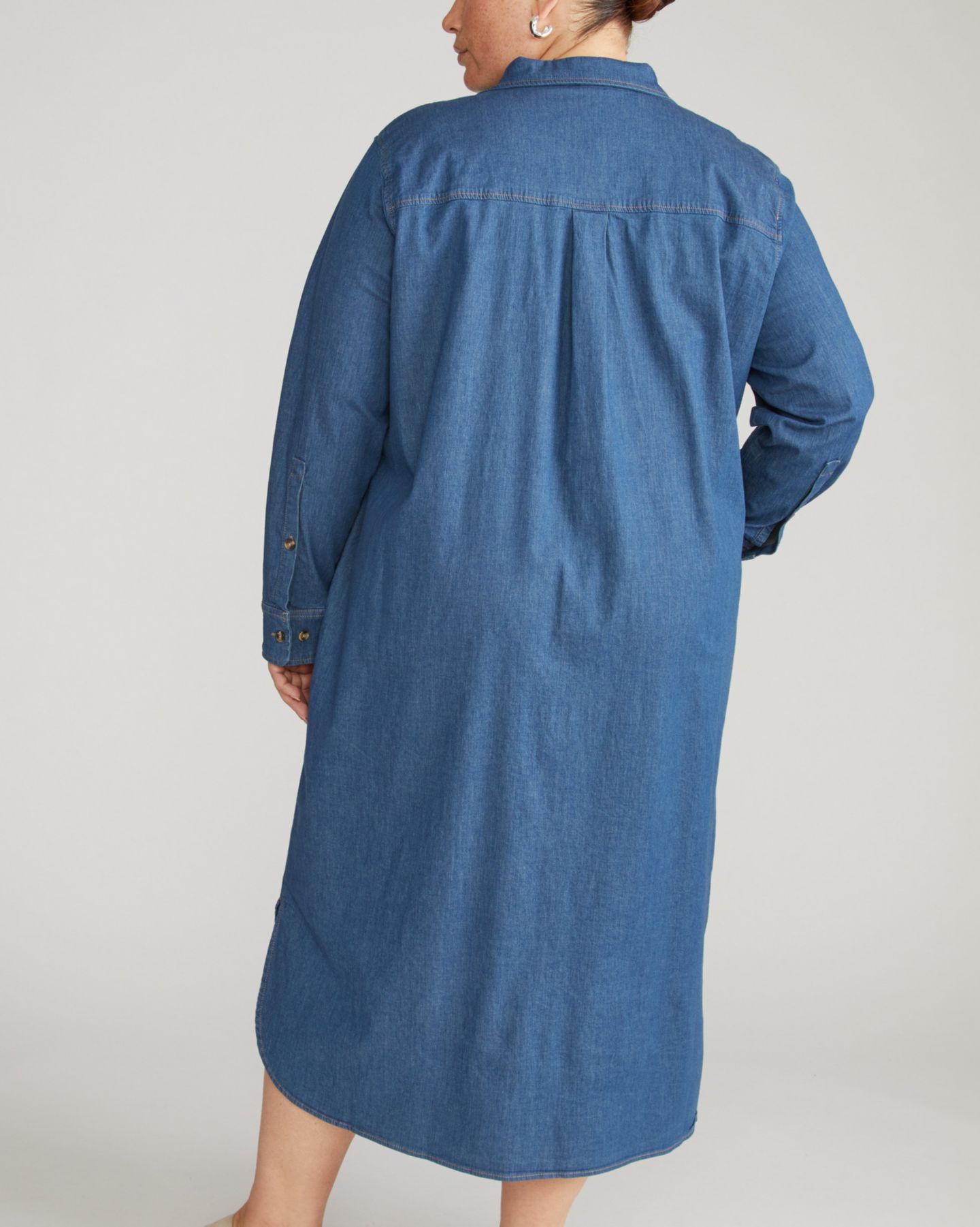 Женское платье Universal Standard Plus Size Stretch Cotton Chambray Shirtdress — фото 3