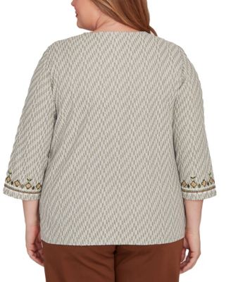 Plus Size Mount Laurel Textured Medallion Bordered Top with Necklace