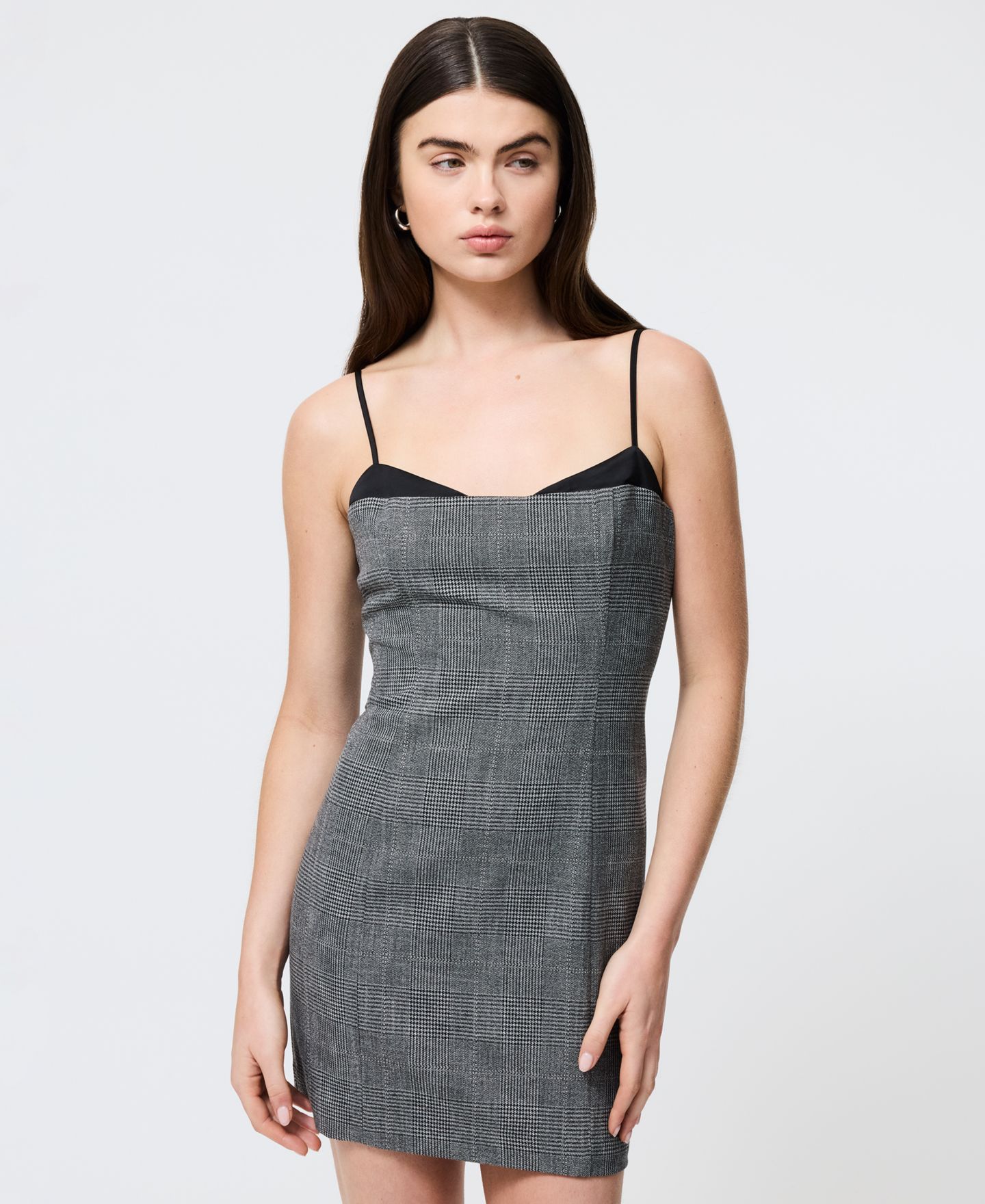 Женское платье French Connection Owen Plaid Peek-A-Boo Mini, цвет: Угольный / Чёрный — фото 4