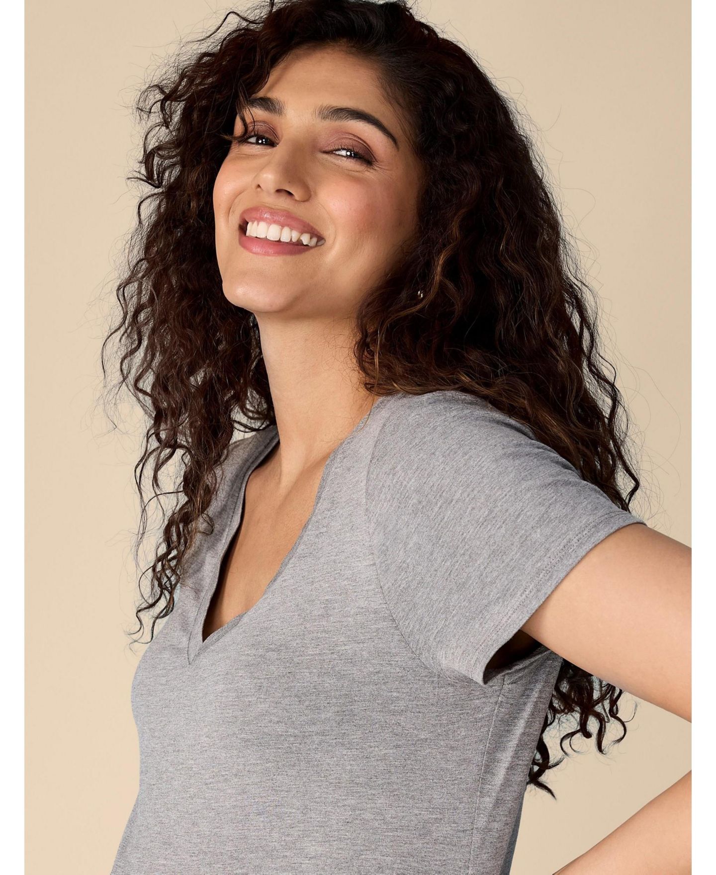 Женская футболка Motherhood Maternity Motherhood V-Neck Side-Ruched Short Sleeve, цвет: Меланжевый серый — фото 3