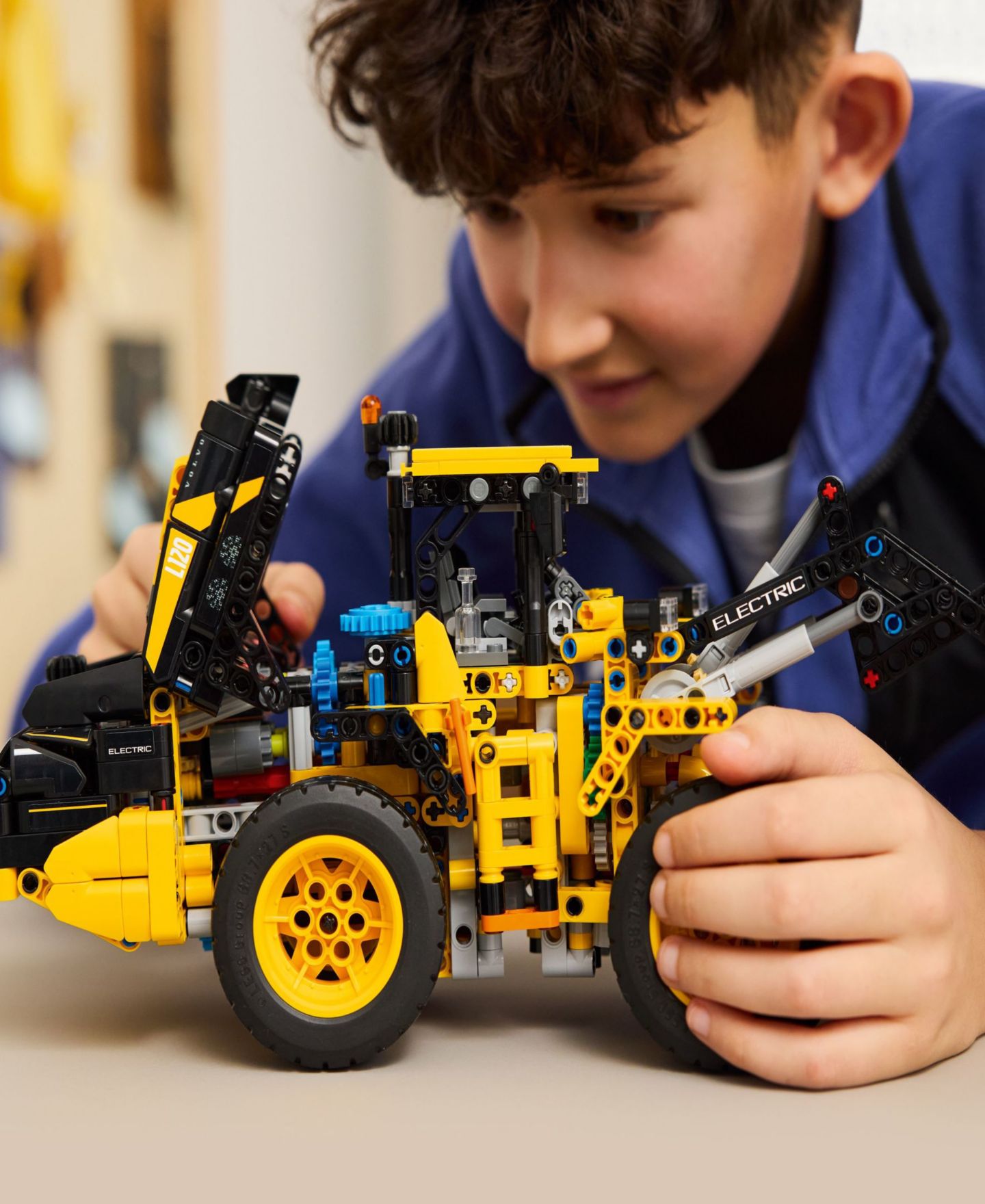 Детские конструкторы LEGO® Technic Volvo L120 Electric Wheel Loader 42209, 973 Pieces, цвет: Разноцветный — фото 4