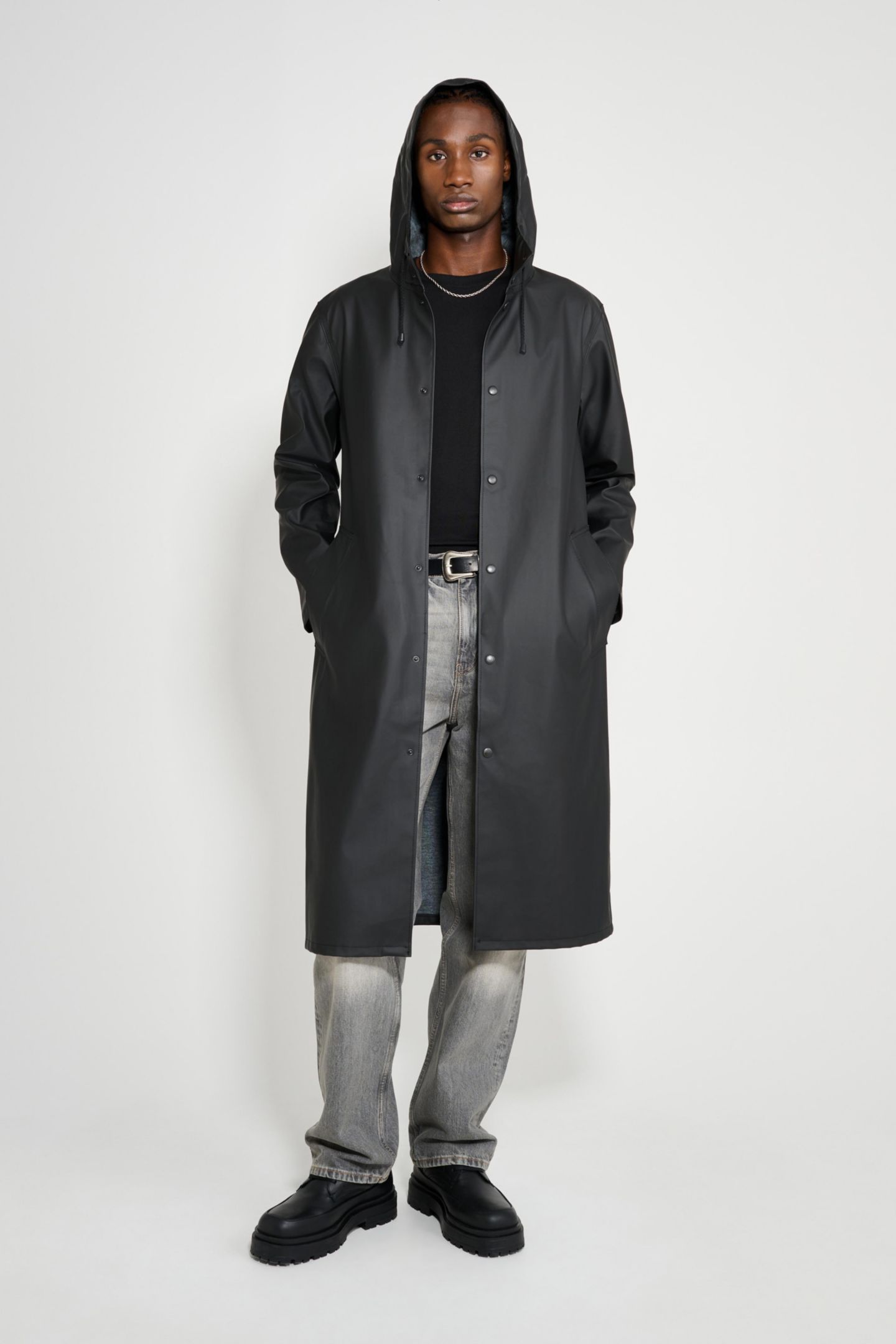 Женские куртки Stutterheim Stockholm Hooded Long Raincoat, цвет: Чёрный — фото 1