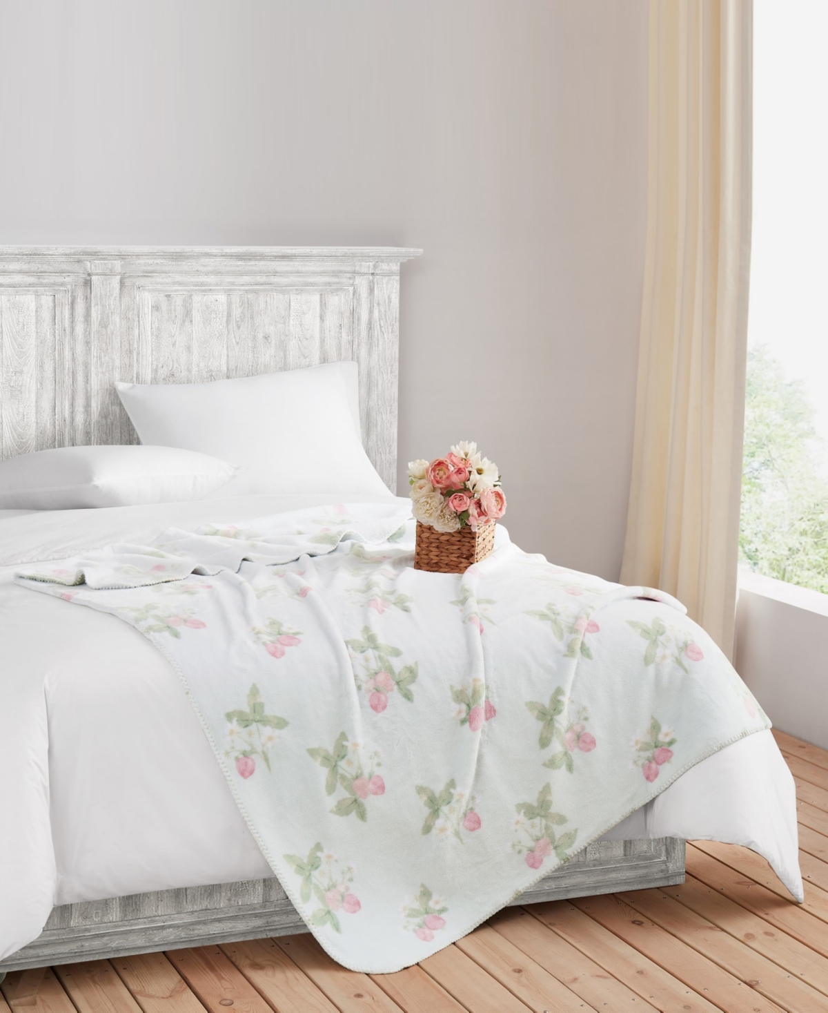 The Farmhouse By Rachel Ashwell Strawberry Delight Throw, 50" X 70" In White