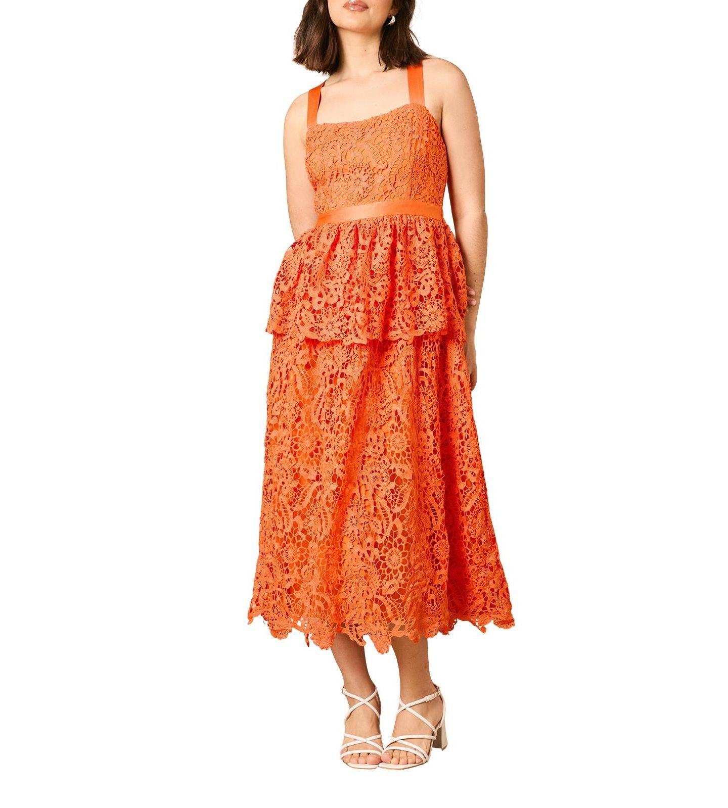 Женское платье Oasis Cross Strap Tiered Lace Midi, цвет: Оранжевый — фото 4