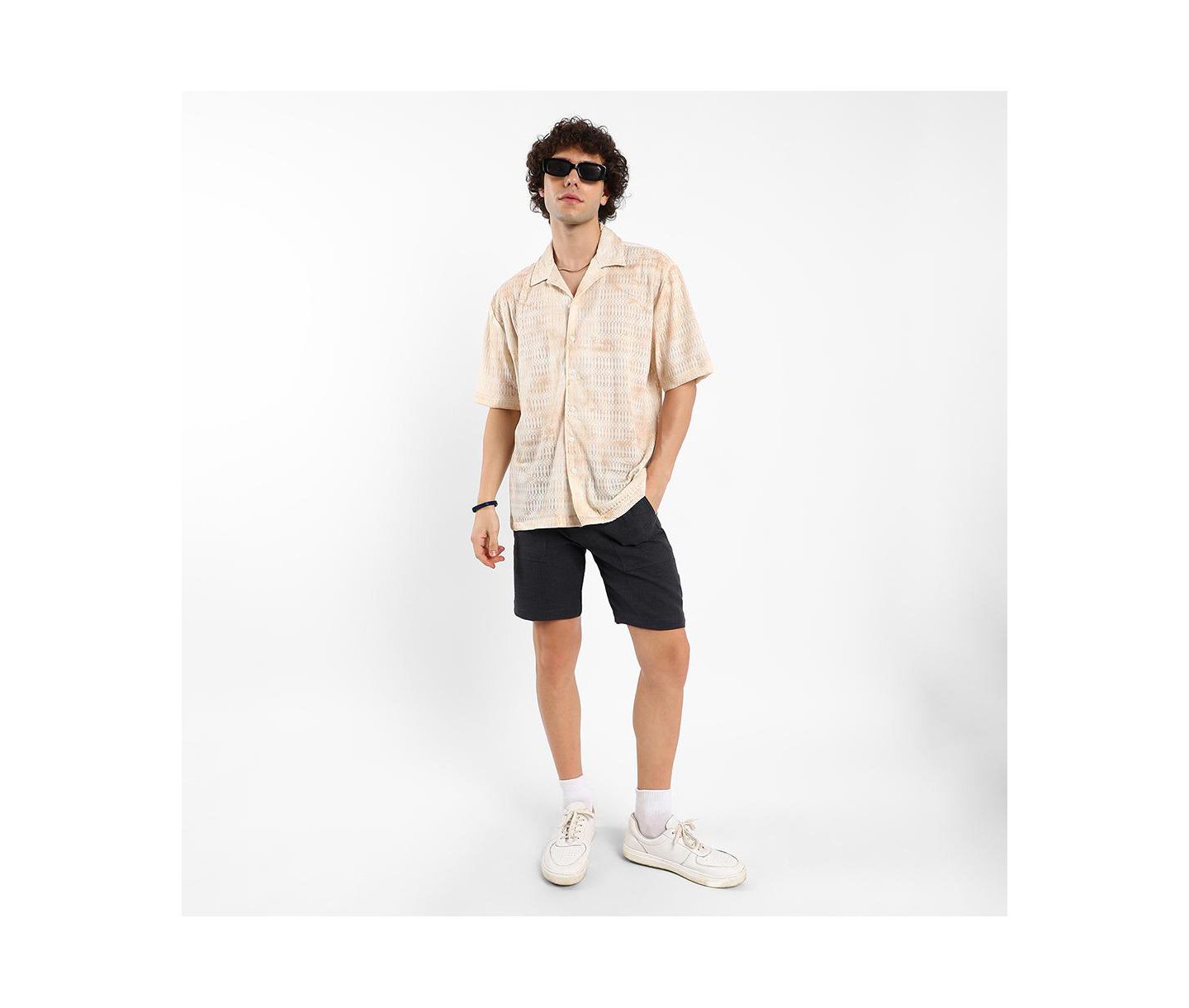 Мужская рубашка Cahoot Campus Sutra Tan Brown & Ivory White Faded Woven Oversized, цвет: Коричневый — фото 6