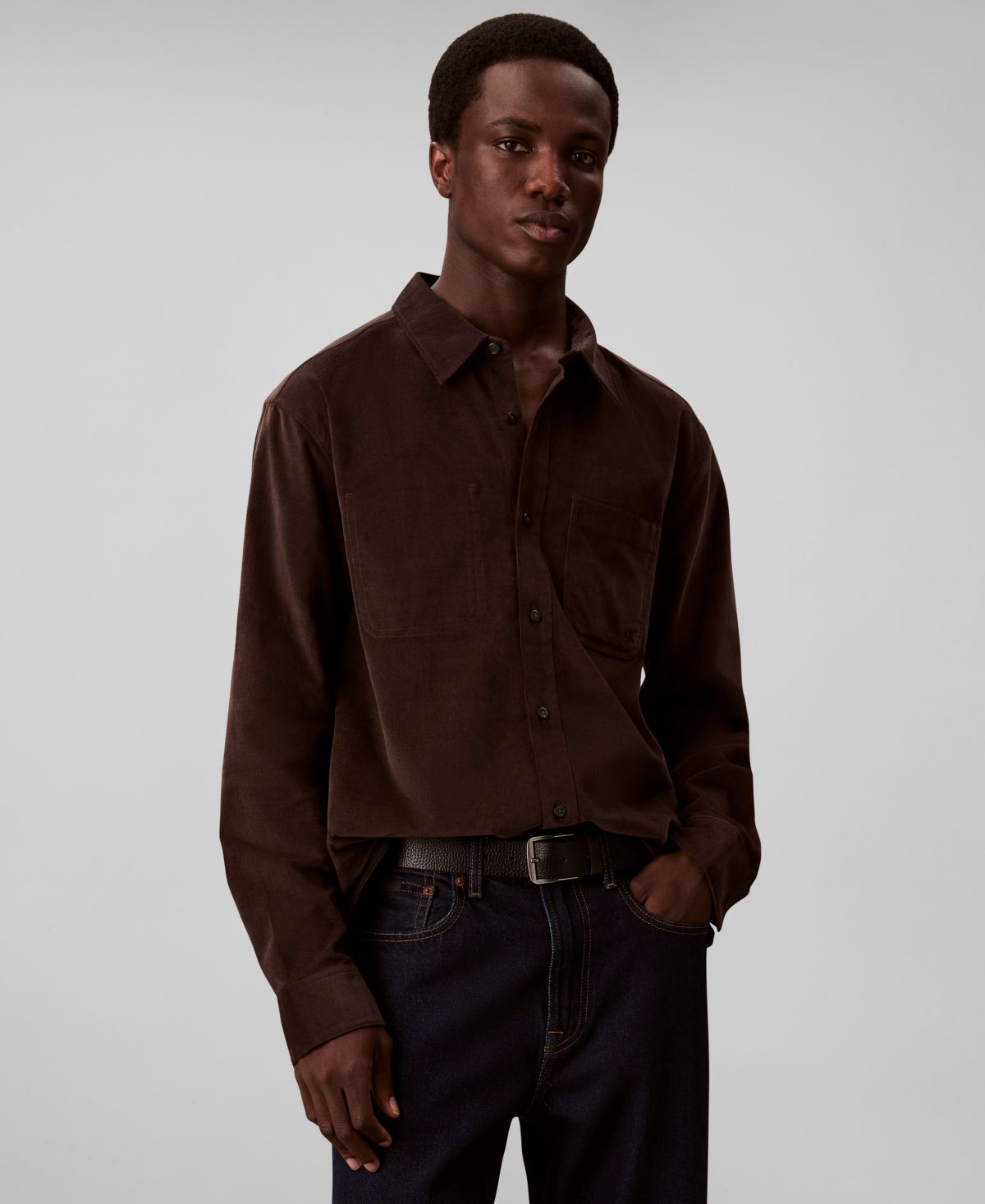 Мужская рубашка классического покроя на пуговицах