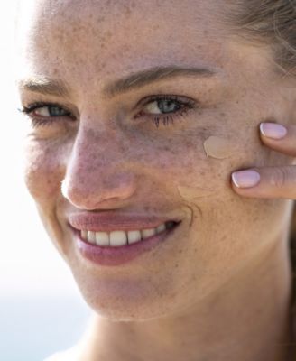 FR&Eacute; Glow Me + Lightweight Tinted Moisturizer SPF 30, 1.69oz.