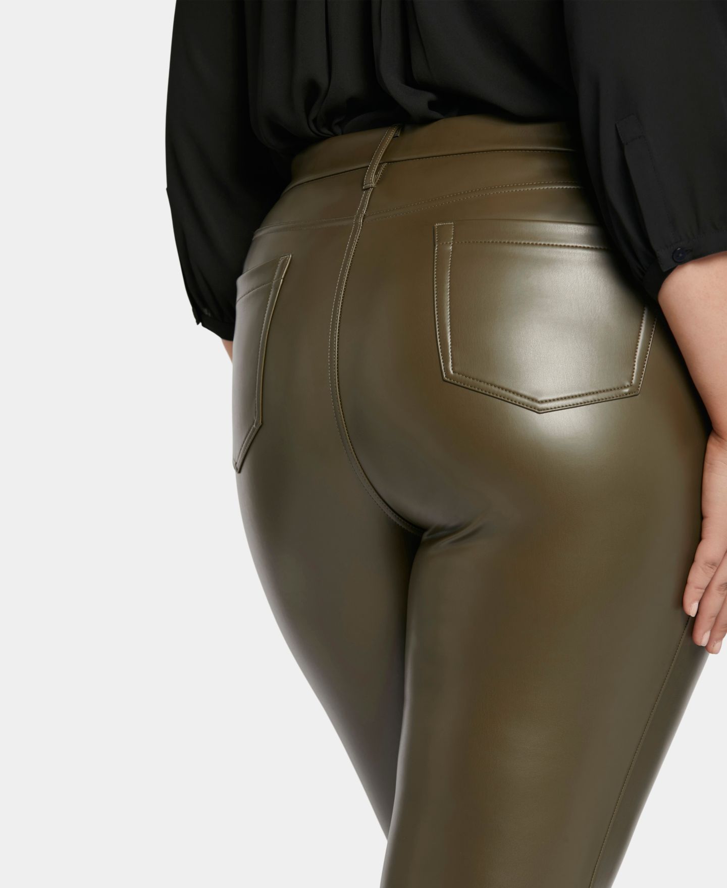 Женские брюки NYDJ Plus Size Artificial Leather Marilyn Straight, цвет: Tavern — фото 7